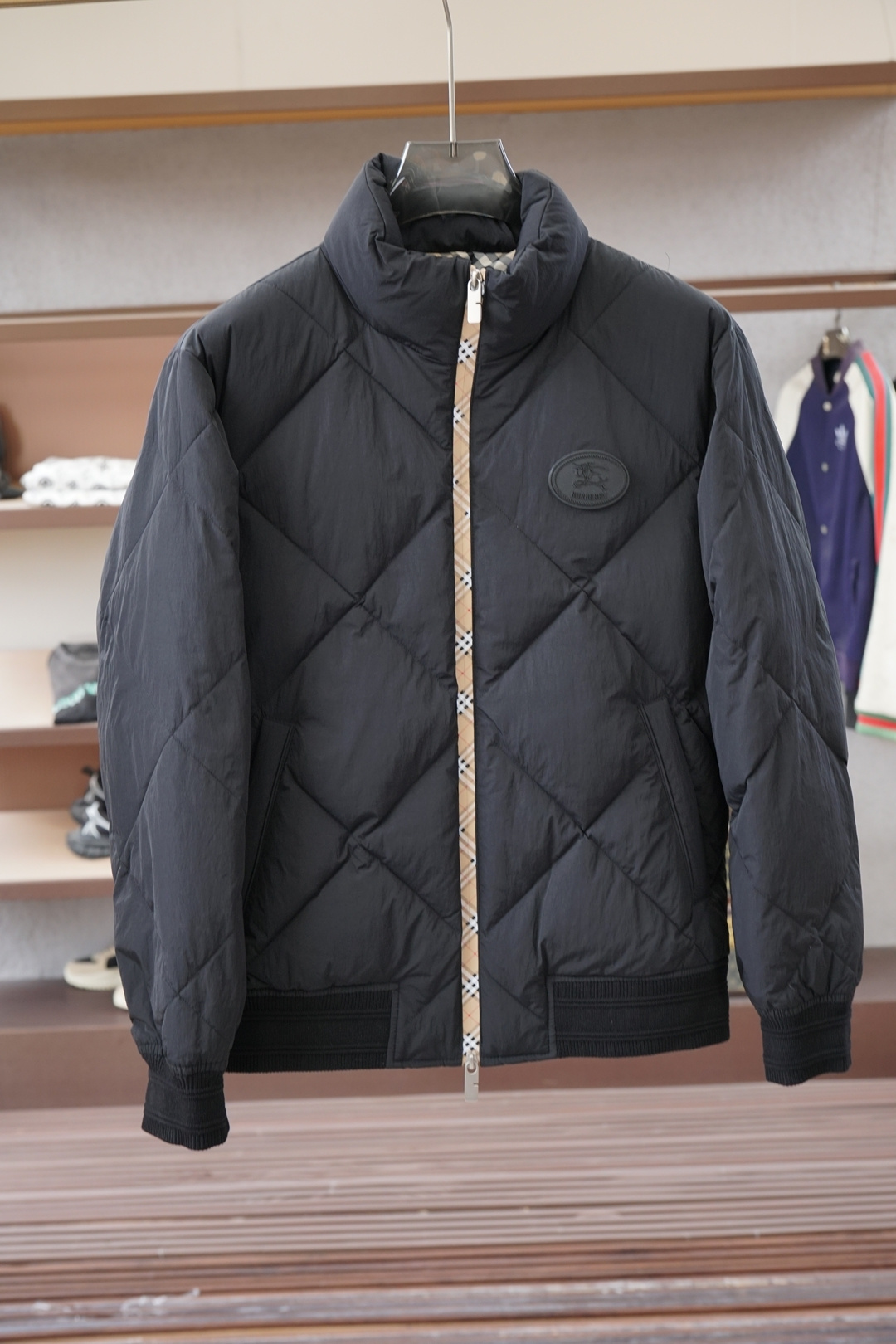 NO:625047,BBR Burberry - high-end recommended products 2025 autumn and winter men's original pure 90 down jacket!  Aristocratic lineage, full of fluffiness, cold-resistant artifact, high-end top-notch ready-to-wear, the whole piece of clothing is designed with hand-weighted craftsmanship, the soft shell fabric is comfortable and soft, and the filling is imported high-grade selected 90 white duck down feathers. It is high in weight and thick, and has excellent quick-heating and heat-containing effects. It gathers Zegna's traditional craft symbol pieces, and gives the new season fashion vitality and fashion aesthetic value. The style is both solemn and harmonious, and is the first choice for urban elite men. Size M-3XL, 178  140 catties wears L slim fit, can wear up to 190 catties, burberry, zegna, down jacket, alexander wang19860909BBR巴宝莉-高端推荐牛货 2025秋冬款男士原单纯正90羽绒服！贵族血统 蓬松感十足 御寒神器 高端顶尖一线成衣,整件衣服采 用手重工艺设计,软壳面料舒适柔软,填充物为进口高级甄选90白鸭绒羽毛,高克重厚实,速热以及聚温保暖效果极好.聚集了杰尼亚传统工艺 符号片, 并赋予了新一季时尚活力和时装美学价值,亦庄亦谐的风格,都市精英男士首选.尺码M-3XL,178 140斤穿L修身 最大可穿190斤,,burberry,zegna,down jacket,alexander wang,Men's clothing