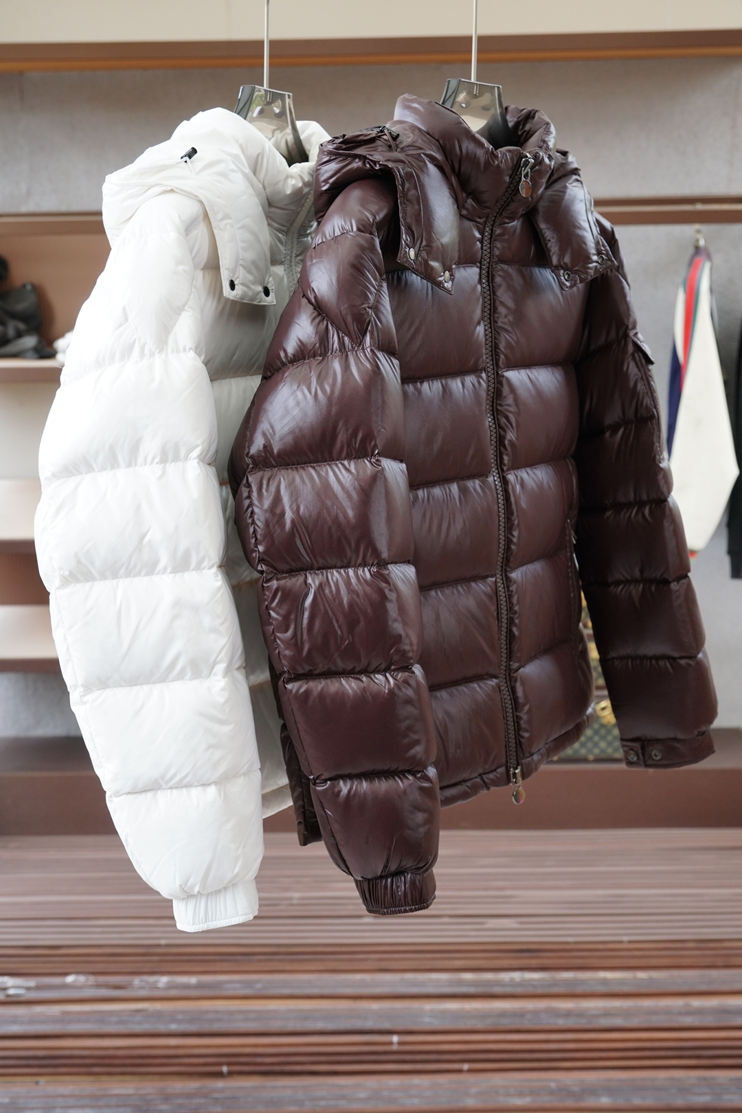 NO:645429,Moncler's new autumn and winter product Vezere/Maya 70 short style. Matte matte Maya. Men's down jacket jacket. The long-awaited Chinese limited edition white. This Vezere men's short down jacket is a basic warm item that highlights Moncler's style characteristics. The Vezere down jacket adopts longue  Made of saison fabric, it is both lightweight and warm. This short down jacket has a hood that can be easily removed depending on the weather. The jacket silhouette and sleeve patch pockets pay homage to the iconic Moncler Maya down jacket. Made of longue saison fabric Nylon léger brillant Lined Down filled Removable adjustable hood Zipper and snap fastening Zippered pockets Patch pockets on sleeves Adjustable cuffs Drawstring hem Size1-5 Couple size.  D9878045680,,jackets & coats,jackets & coats,down jacket,hats,alexander wang19860909特级羽绒Moncler 秋冬新品 Vezere/Maya 70短款.雾面哑光Maya.男士羽绒服夹克外套.千呼万唤的中国限定白. 这款Vezere男士短款羽绒夹克是基础款保暖单品,彰显Moncler的风格特色.Vezere羽绒夹克采用longue saison面料制成,既轻盈又保暖.此短款羽绒服配有兜帽,可根据天气轻松拆卸.夹克廓形和衣袖贴袋向标志性Moncler Maya羽绒服致敬. 采用longue saison面料制成 Nylon léger brillant 衬里 填充羽绒 可拆卸可调节兜帽 拉链和按扣开合 拉链口袋 衣袖设有贴袋 可调节袖口 抽绳下摆 Size1-5 情侣款. D9878045680,,jackets & coats,jackets & coats,down jacket,hats,alexander wang,Men's clothing
