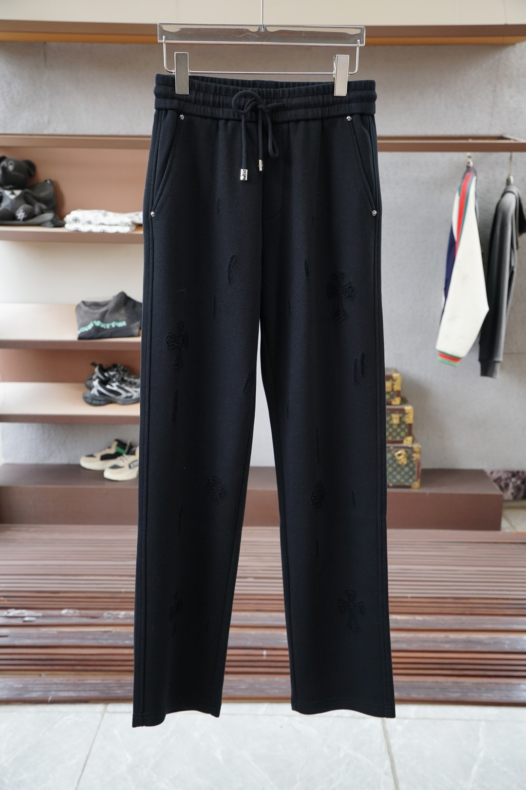 NO:646369,Croxin - Summer men's casual pants. Casual pants made of fine cotton and spandex. The latest upper body style is invincible!  You can definitely close your eyes and close your eyes. This type of pants is very versatile and has an elastic waist. It can be worn in daily work and outdoor sports. It is the perfect combination of fashion, leisure and outdoor sports, so it is your best choice whether you wear it daily or outdoors. Extreme comfort and quick perspiration are the most popular focus, improving the wearing comfort. It is suitable for aerobic exercise and cross-country running. This type of running casual pants has an extremely wide range of applications, allowing you to naturally maintain your love for sports in the summer, and can also be worn in leisure life.  Size M-3XL, color black gray, chrome hearts, alexander wang19860909克罗心- 夏款男士休闲裤 细棉加氨纶面料休闲裤,最新款上身版型无敌正！ 绝对可以闭眼收的一款 此款裤子非常百搭,弹力腰围,日常上班 户外运动都可以穿着,是时尚休闲与户外运动的完美结合,所以无论您平时穿或者户外穿都是您的最佳选择. 极致舒适和快速排汗是备受青睐的重点,提升穿着舒适度,适合有氧运动和越野跑条件下穿着,此款是一件适用范围极其广泛的跑步休闲裤,让你在夏天自然可以保持对运动热爱,也可以在休闲生活中穿着 尺码M-3XL, 颜色黑色灰色,,chrome hearts,alexander wang,Men's clothing