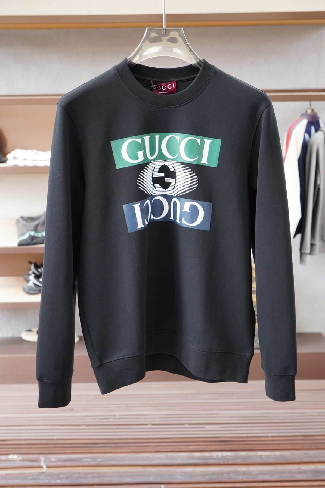 NO:646374,Gucci - Guc@ci.25 new autumn and winter product knitted round-neck sweatshirt with letter print logo, front letter GUCCI & interlocking double G ghost print design, made of 400g heavy lyocell air layer fabric, which has the characteristics of soft, warm, comfortable and breathable, light and drapey, quad fiber structure makes the fabric less prone to wrinkles, matching collar, cuffs and hem ribs; color black, ankara red size M ~ XXXL  PS The same logo extension can be customized [thick short-sleeved] & [long-sleeved T-shirt] non-returnable and non-exchangeable!  ,,gucci,hoodie,sweatshirts,T-shirt,tees,t-shirt,alexander wang19860909古奇-Guc@ci.25秋冬新品饰字母印花标识针织圆领卫衣,正面饰字母GUCCI&互扣式双G重影印花设计,采用400克重莱赛尔空气层面料,其特性柔透保暖舒适透气性佳、轻盈有垂感、四重纤维构造使得面料不容易产生皱褶,配套衣领、袖口及下脚边罗纹； 颜色黑色、安可拉红 尺码M～XXXL PS同款logo延伸可定制【加厚短袖】&【长袖T恤】不退不换！,,gucci,hoodie,sweatshirts,T-shirt,tees，t-shirt,alexander wang,Men's clothing