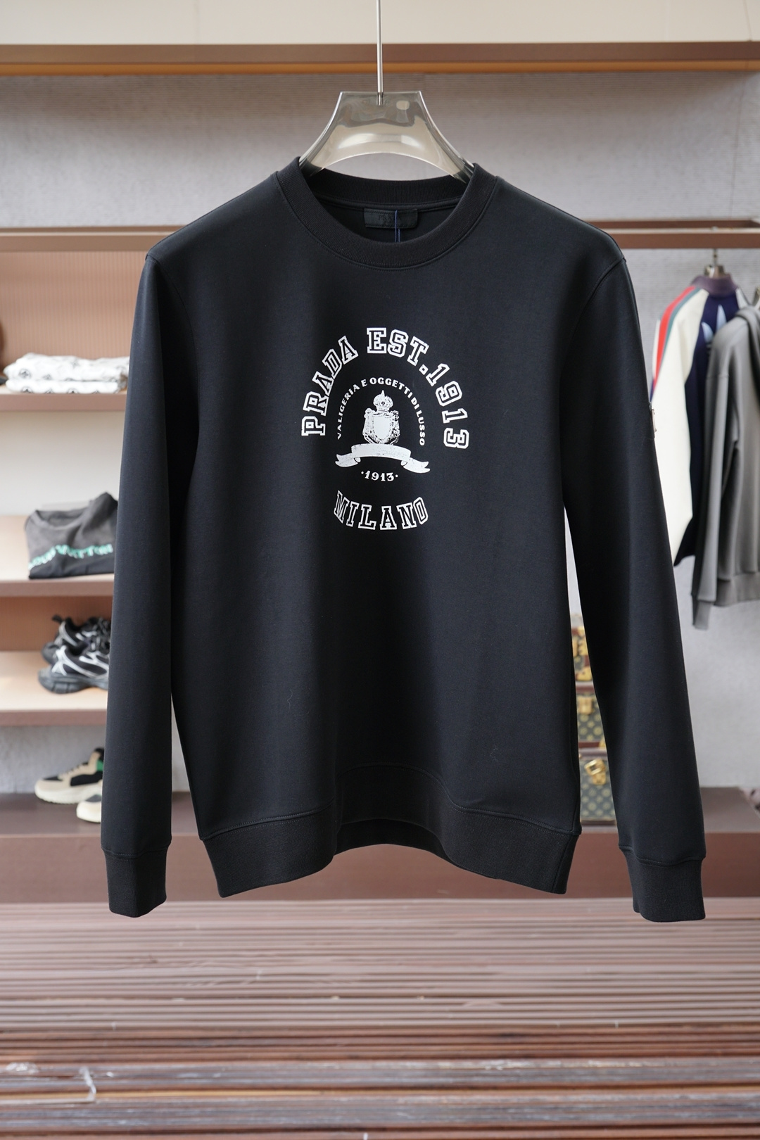 NO:646379,, Prada Pra@da.25 new autumn and winter distressed printed logo knitted round-neck sweatshirt, with classic enameled triangular metal logo embellishment on the left sleeve arm. It is made of 400-gram heavy lyocell air layer fabric. Its characteristics are soft, warm, comfortable, breathable, light and drapey, and the four-layer fiber structure makes the fabric less prone to wrinkles. Matching collar, cuffs and hem ribbing; color black, white, size M ~ XXXL  PS The same logo extension can be customized [thick short-sleeved] & [long-sleeved T-shirt] non-returnable and non-exchangeable!  ,,prada,prada,hoodie,sweatshirts,T-shirt,tees,t-shirt,alexander wang19860909, 普拉达Pra@da.25秋冬新品做旧印花标识针织圆领卫衣,左侧袖臂饰经典涂珐琅三角形金属徽标点缀,采用400克重莱赛尔空气层面料,其特性柔透保暖舒适透气性佳、轻盈有垂感、四重纤维构造使得面料不容易产生皱褶,配套衣领、袖口及下脚边罗纹； 颜色黑色、白色 尺码M～XXXL PS同款logo延伸可定制【加厚短袖】&【长袖T恤】不退不换！,,prada,prada,hoodie,sweatshirts,T-shirt,tees，t-shirt,alexander wang,Men's clothing