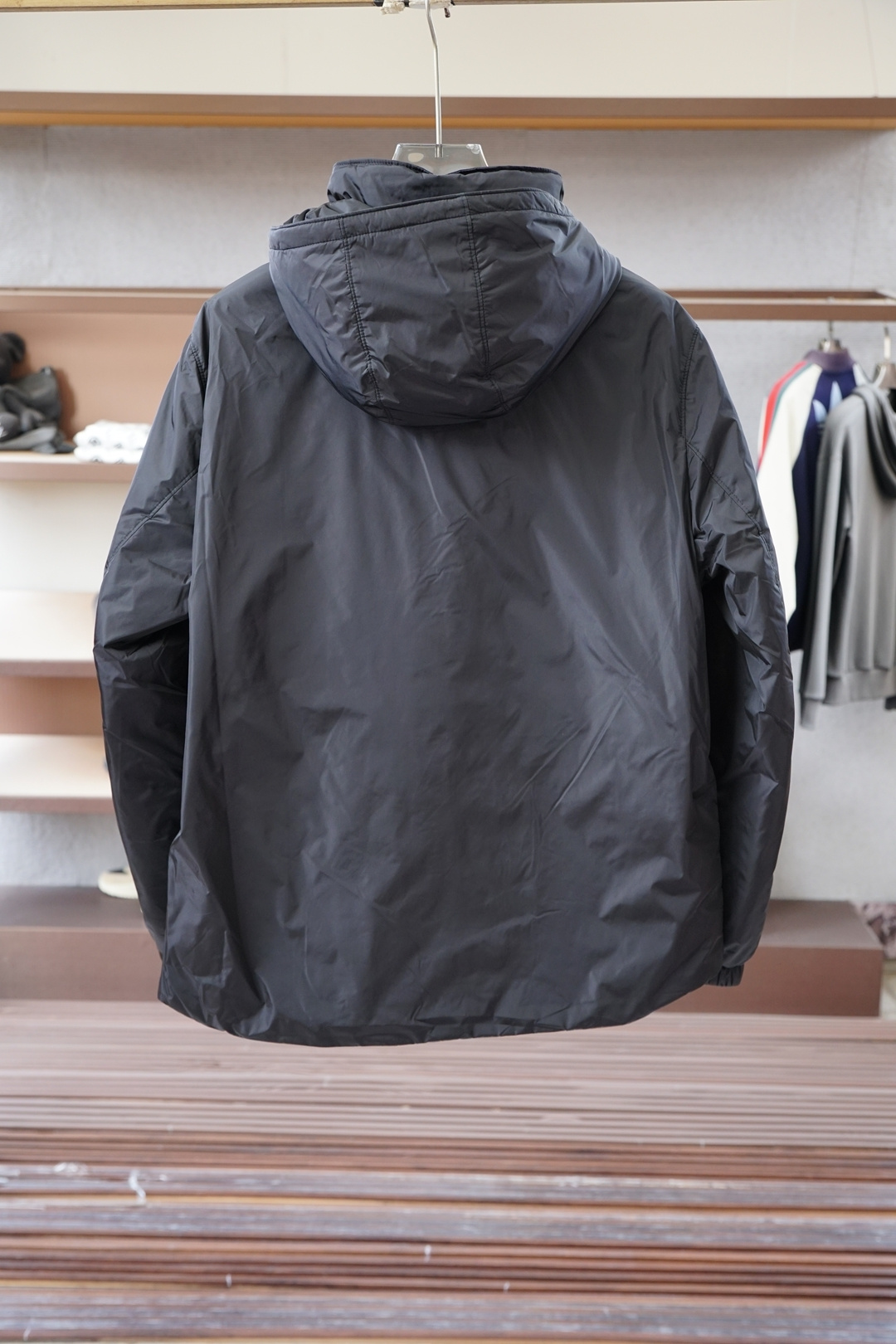 Prada普拉达，25秋冬普拉达可卸式束绳兜帽再生尼龙羽绒服梅西同款 进口面料 内里填充90绒，高版本，