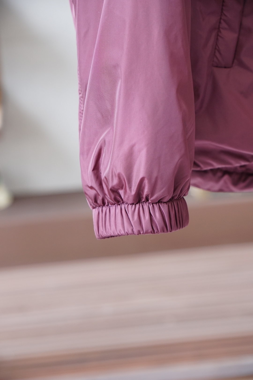 Prada普拉达，25秋冬普拉达可卸式束绳兜帽再生尼龙羽绒服梅西同款 进口面料 内里填充90绒，高版本，