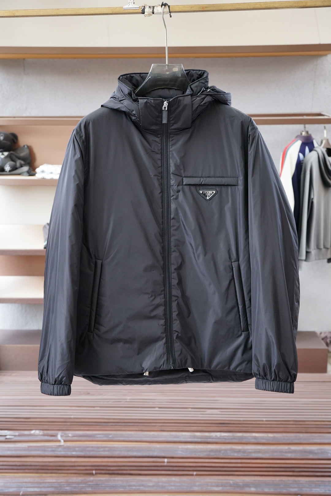 Prada普拉达，25秋冬普拉达可卸式束绳兜帽再生尼龙羽绒服梅西同款 进口面料 内里填充90绒，高版本，