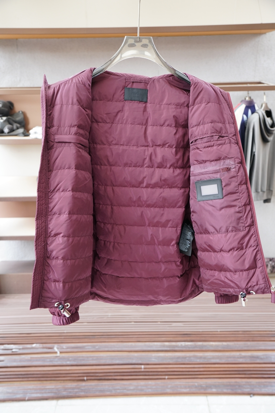 Prada普拉达，25秋冬普拉达可卸式束绳兜帽再生尼龙羽绒服梅西同款 进口面料 内里填充90绒，高版本，