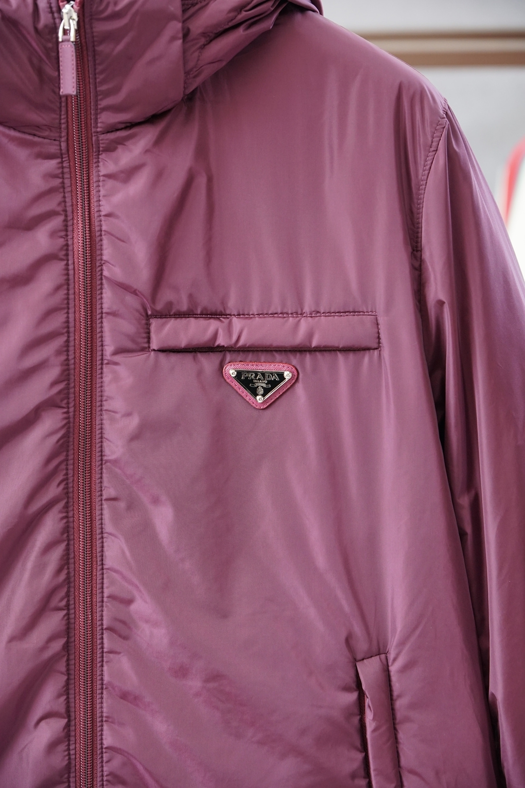 Prada普拉达，25秋冬普拉达可卸式束绳兜帽再生尼龙羽绒服梅西同款 进口面料 内里填充90绒，高版本，