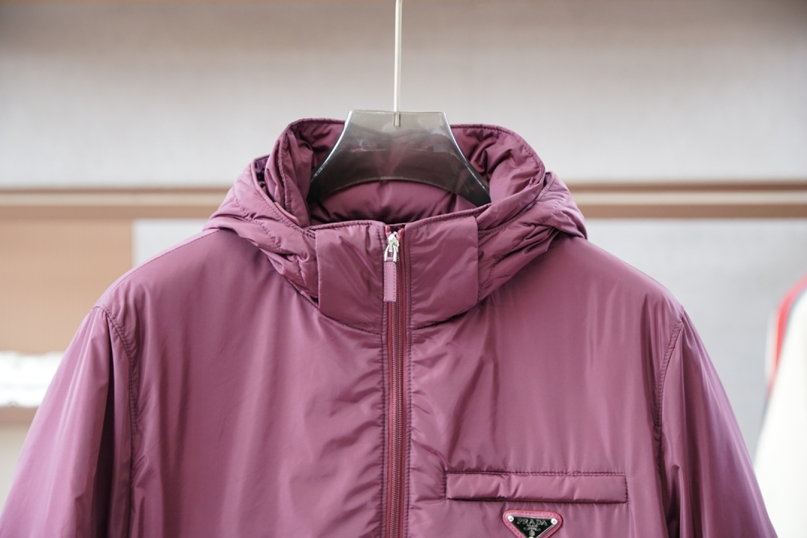 Prada普拉达，25秋冬普拉达可卸式束绳兜帽再生尼龙羽绒服梅西同款 进口面料 内里填充90绒，高版本，