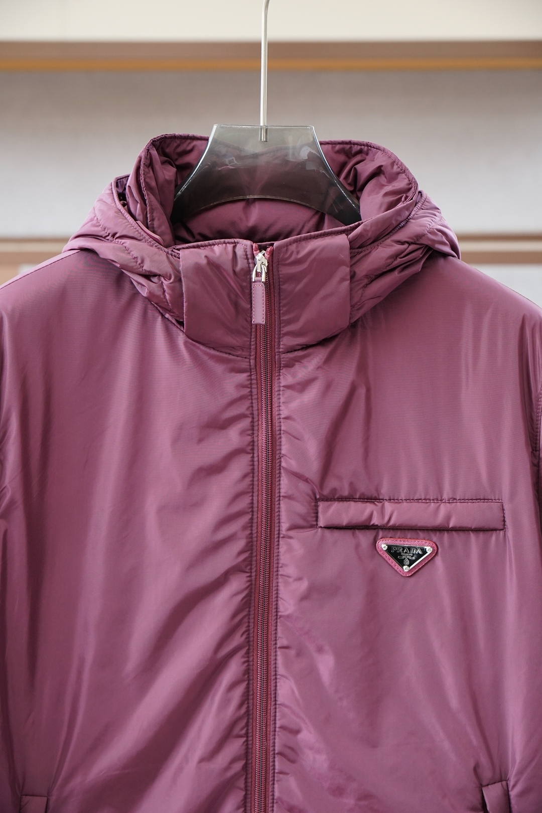 Prada普拉达，25秋冬普拉达可卸式束绳兜帽再生尼龙羽绒服梅西同款 进口面料 内里填充90绒，高版本，