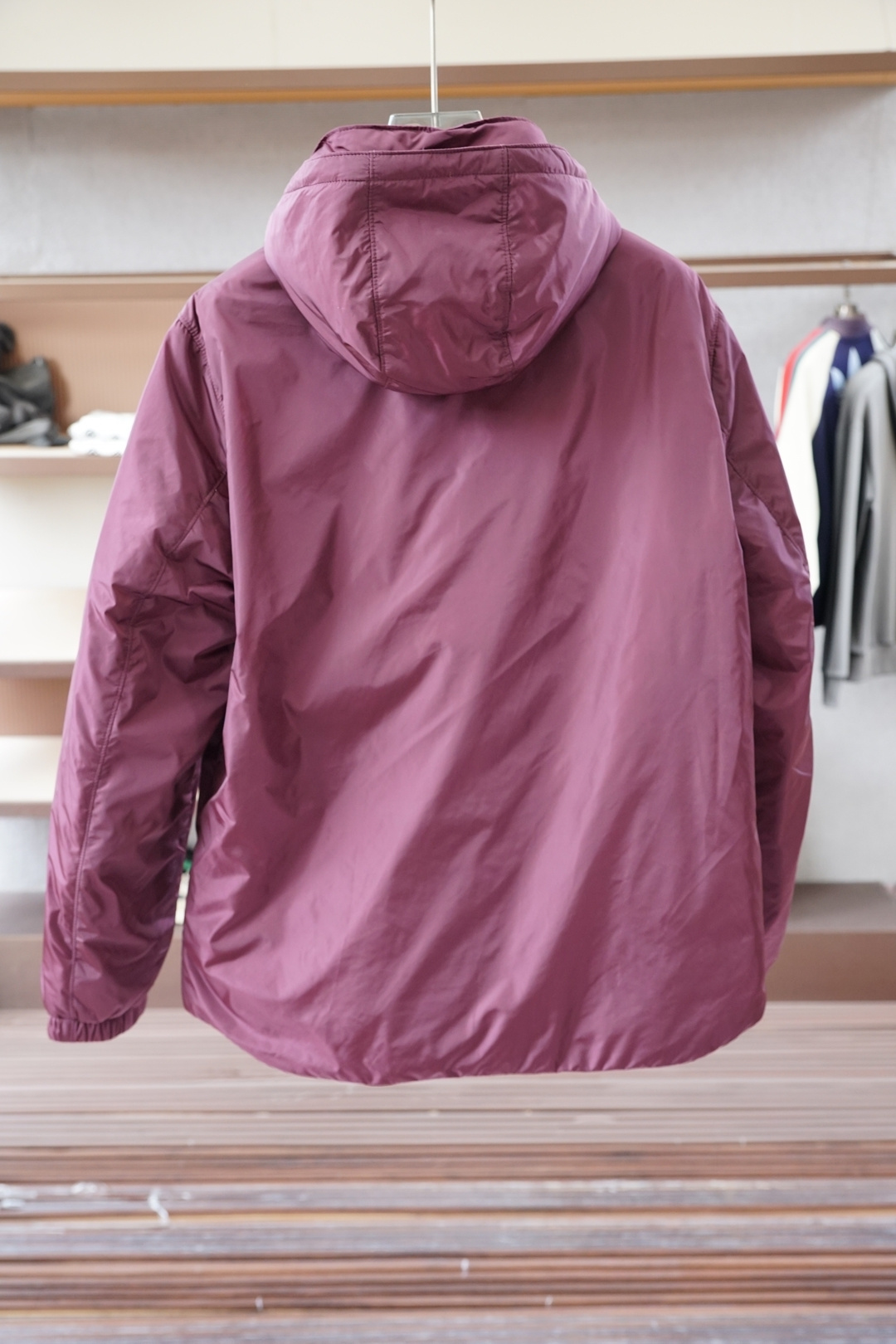 Prada普拉达，25秋冬普拉达可卸式束绳兜帽再生尼龙羽绒服梅西同款 进口面料 内里填充90绒，高版本，