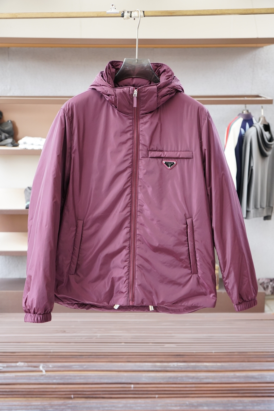 Prada普拉达，25秋冬普拉达可卸式束绳兜帽再生尼龙羽绒服梅西同款 进口面料 内里填充90绒，高版本，