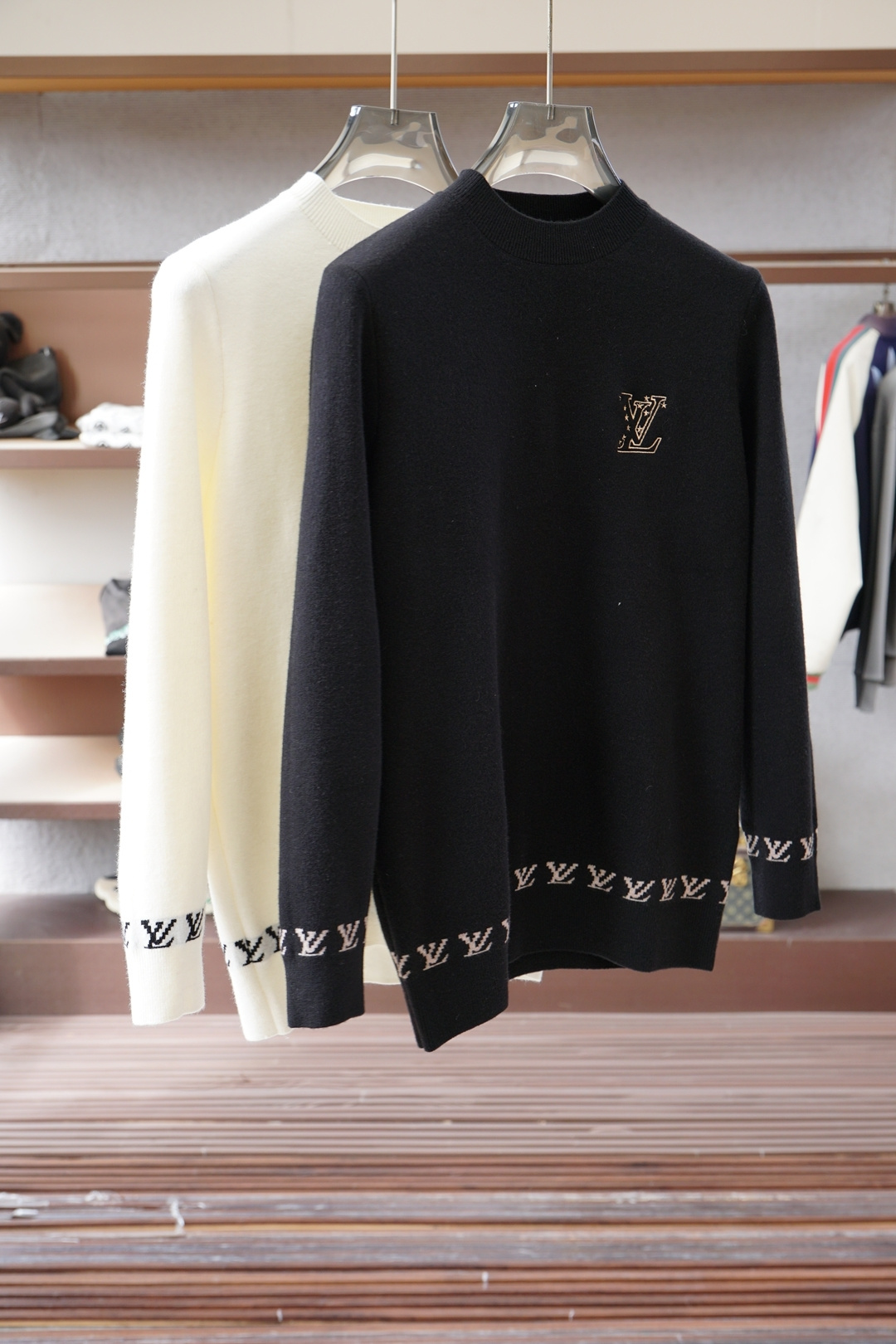 NO:691274,LV Louis Vuitton 2025 new autumn and winter sweater!  High-quality wool, simple but not simple. Casual round neck style, easy to match on the street for daily use. Fine workmanship, fine and even stitching, not easy to fall off. Color black white code size M-3XL,, louis vuitton, louis vuitton, sweaters,19860909Lv 路易威登2025秋冬新款毛衣！优质羊毛,简约而不简单.休闲圆领款式,日常搭配出街轻松搭配.做工精细 针脚细密均匀,不易脱线. 颜色黑色 白色 码数M-3XL,,louis vuitton,louis vuitton,sweaters,,Men's clothing