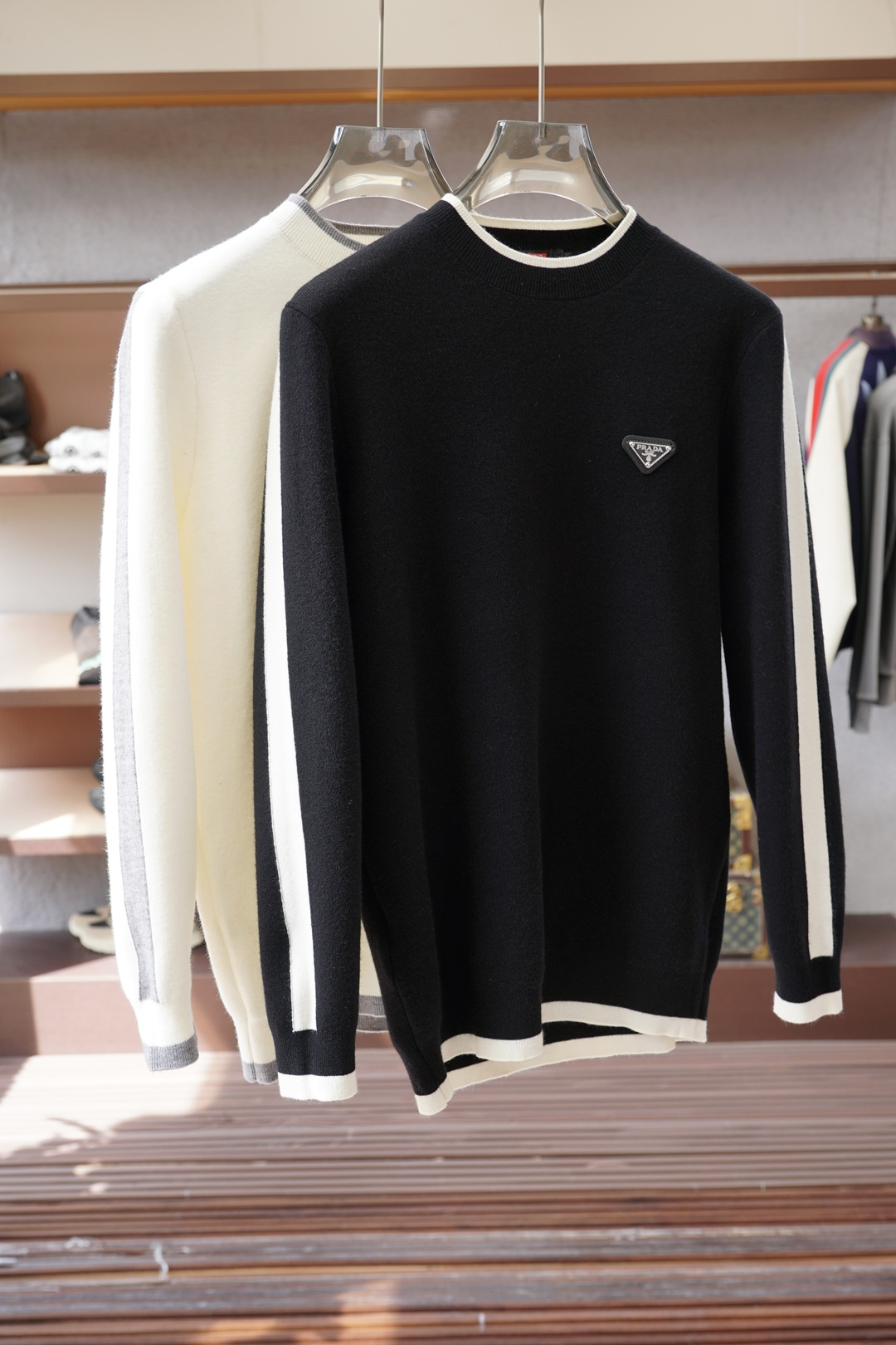 NO:691272,Prada Prada-2025 new autumn and winter sweaters!  High-quality wool, simple but not simple. Casual round-neck style, easy to match for daily wear on the street. Fine workmanship, fine and even stitching, not easy to get off line. Color black white code number M-3XL,, prada, prada, sweaters,19860909Prada普拉达-2025秋冬新款毛衣！优质羊毛,简约而不简单.休闲圆领款式,日常搭配出街轻松搭配.做工精细 针脚细密均匀,不易脱线. 颜色黑色 白色 码数M-3XL,,prada,prada,sweaters,,Men's clothing