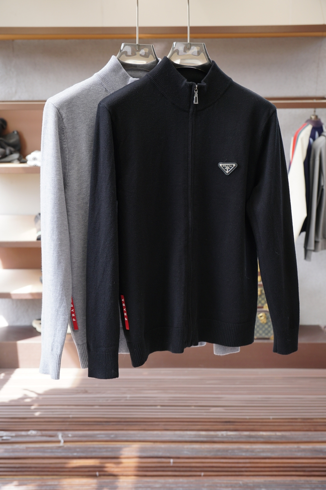 NO:691293,Prada, 2025 autumn and winter new zipper access sweater!  High-quality wool, simple but not simple. Casual round neck style, easy to match for daily wear on the street. Fine workmanship, fine and even stitching, not easy to get off line. Color black gray code size M-3XL,, prada, prada, sweaters,19860909Prada普拉达, 2025秋冬新款拉链门禁毛衣！优质羊毛,简约而不简单.休闲圆领款式,日常搭配出街轻松搭配.做工精细 针脚细密均匀,不易脱线. 颜色黑色 灰色 码数M-3XL,,prada,prada,sweaters,,Men's clothing