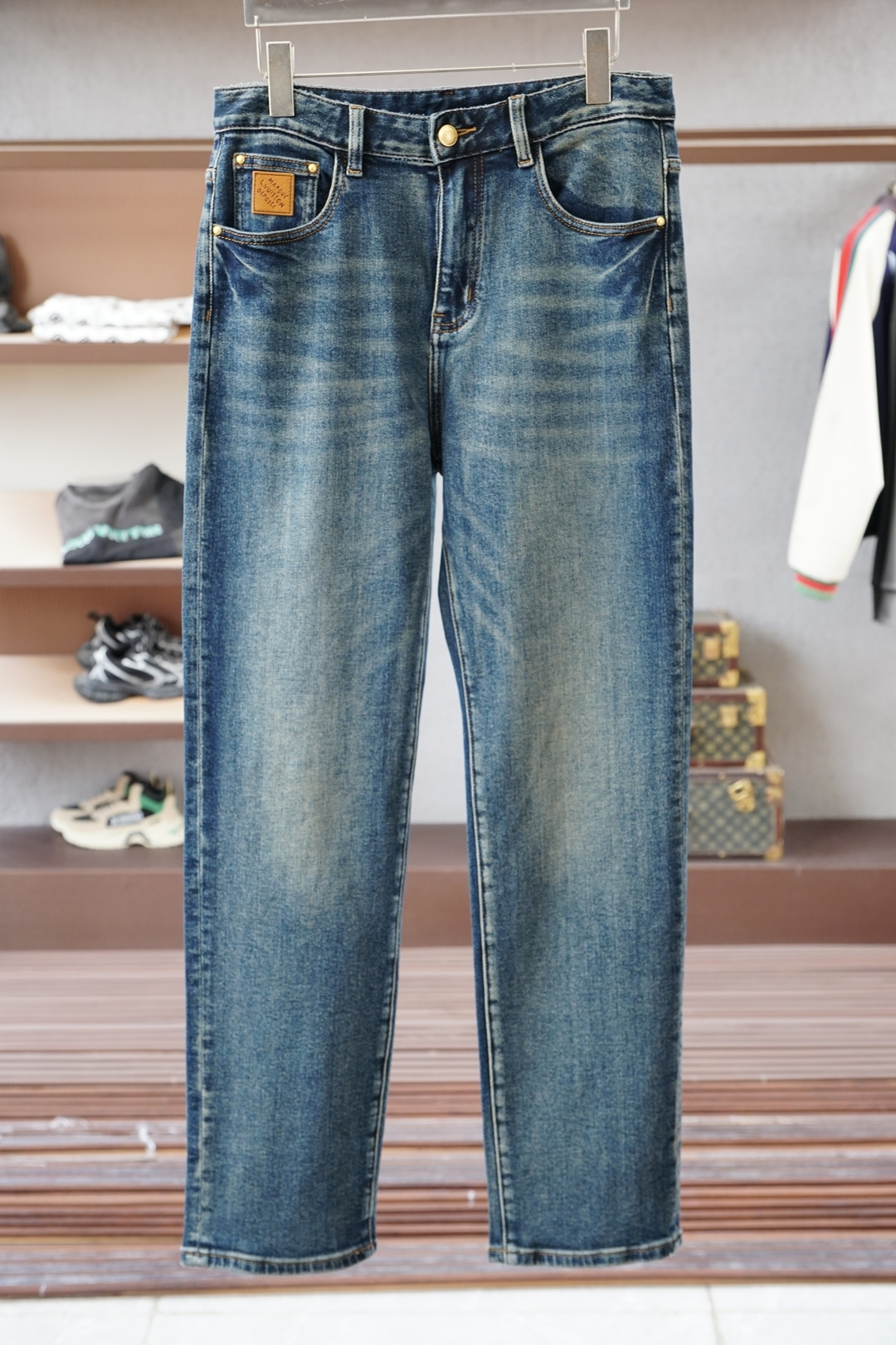 NO:623226,LV's new autumn and winter wide-leg pants are easy to wear and don't have to worry about your figure. There are not many restrictions on matching. You can casually and concisely set off other items to show your own style and posture~  Lv, 2025 winter jeans have to give a thumbs up for their practicality. You can’t choose the version/detailed design. Whoever wears them will look better. These jeans really modify the leg shape better than you think. The overall focus is on comfort. The size of the trouser legs is just right, making the legs slimmer and straighter. It is easy to wear long legs that fill the whole screen, and the elongated proportions are full of aura!  It can be matched with any style of item, and can be matched with various T-shirts/shirts and knitted jackets. You don’t have to worry about matching when you go out every day. Sizes S-3XL, Louis Vuitton, jeans, jackets & coats, shirts, tees, t-shirt, alexander wang19860909LV阔腿裤新款秋冬新款好穿不挑身材在搭配上没有太多的限制 随意简洁的衬托其他单品,来展现自己的风格姿态～ Lv,2025冬款牛仔裤对于它的实穿性不得不竖起一个大拇指了,版型／细节设计没得挑,谁穿谁好看.这款牛仔裤真的要比你想象中更加修饰腿型,整体以舒适为主,裤腿大小做的恰到好处,显瘦显腿直,轻松穿出满屏的大长腿,拉长比例气场全开！ 可以百搭任何风格的单品,搭配各种T恤／衬衫,针织外套都可,日常外出不必再为搭配而烦恼了 尺码S-3XL,,louis vuitton,jeans,jackets & coats,shirts,tees，t-shirt,alexander wang,Men's clothing