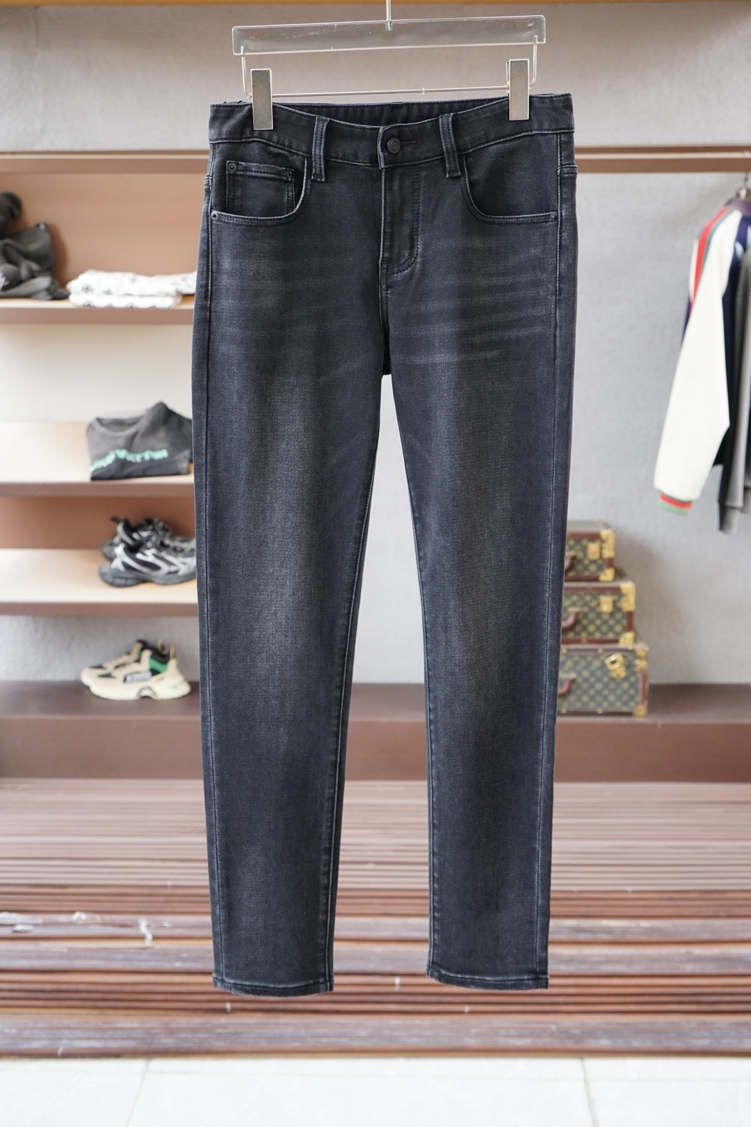 NO:623238,Dior Dior - 2025 Autumn and Winter Brushed New Autumn and Winter New Styles are easy to wear regardless of your figure. There are not many restrictions on matching. You can casually and concisely set off other items to show your own style and posture~  I have to give it a thumbs up for its practicality. There is no choice in the version/detailed design. Whoever wears it will look better. This pair of jeans really flatters the leg shape better than you think. The overall focus is on comfort. The size of the trouser legs is just right. It makes the legs slimmer and straighter. It is easy to wear long legs that fill the screen, and the elongated proportions are full of aura!  It can be matched with any style of item, and can be matched with various T-shirts/shirts and knitted jackets. You don’t have to worry about matching for daily outings. Sizes 29-40, dior, dior, jeans, jackets & coats, shirts, tees, t-shirt, alexander wang19860909Dior 迪奥-2025秋冬磨毛新款秋冬新款好穿不挑身材在搭配上没有太多的限制 随意简洁的衬托其他单品,来展现自己的风格姿态～ 对于它的实穿性不得不竖起一个大拇指了,版型／细节设计没得挑,谁穿谁好看.这款牛仔裤真的要比你想象中更加修饰腿型,整体以舒适为主,裤腿大小做的恰到好处,显瘦显腿直,轻松穿出满屏的大长腿,拉长比例气场全开！ 可以百搭任何风格的单品,搭配各种T恤／衬衫,针织外套都可,日常外出不必再为搭配而烦恼了 尺码29-40,,dior,dior,jeans,jackets & coats,shirts,tees，t-shirt,alexander wang,Men's clothing