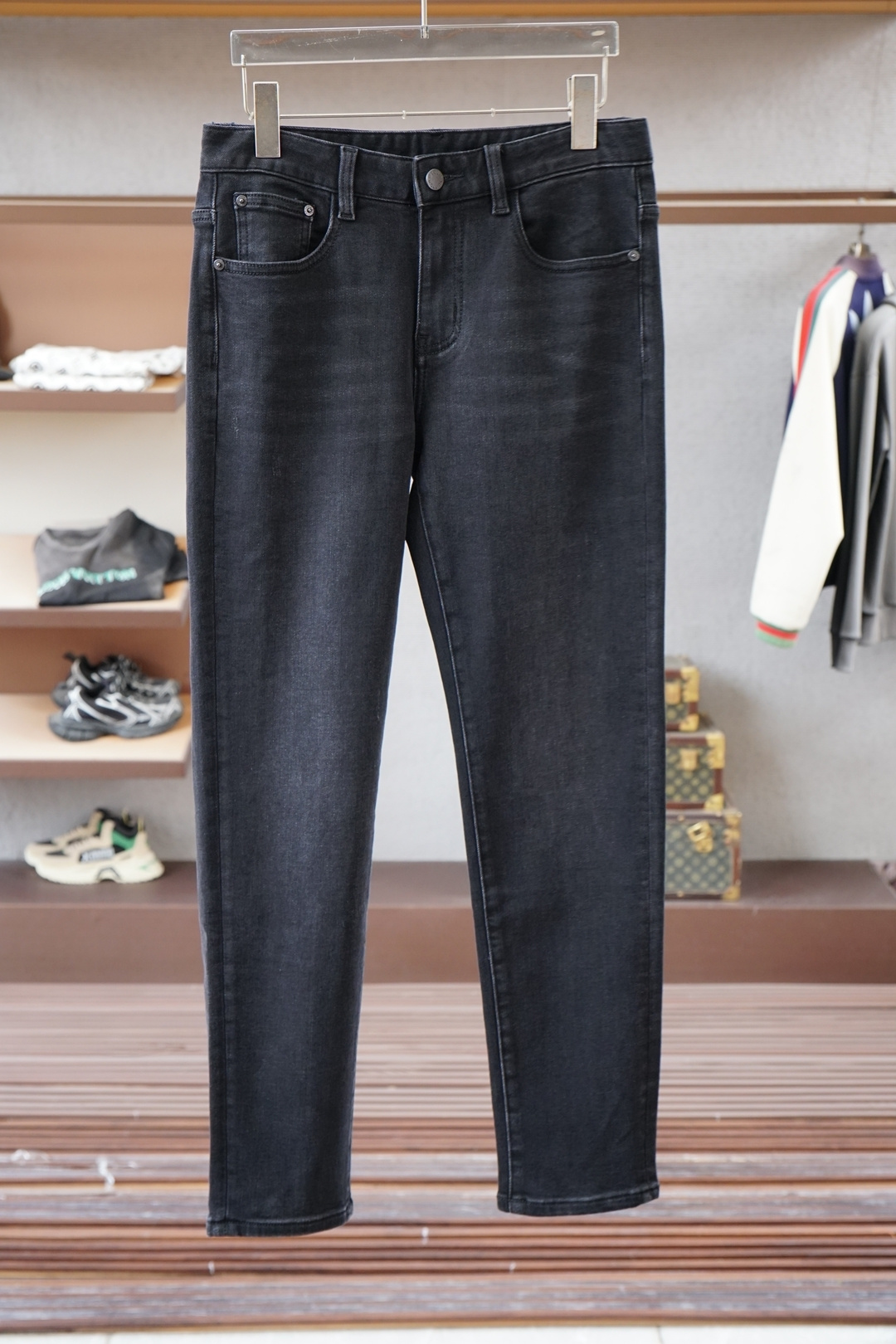 NO:623229,LV-Louis Vuitton/2025 Autumn and Winter Brushed New Autumn and Winter New Styles are easy to wear regardless of body shape. There are not many restrictions on matching. You can casually and concisely set off other items to show your own style and posture~  I have to give it a thumbs up for its practicality. There is no choice in the version/detailed design. Whoever wears it will look better. This pair of jeans really flatters the leg shape better than you think. The overall focus is on comfort. The size of the trouser legs is just right. It makes the legs slimmer and straighter. It is easy to wear long legs that fill the screen, and the elongated proportions are full of aura!  It can be matched with any style of item, and can be matched with various T-shirts/shirts and knitted jackets. You don’t have to worry about matching when you go out every day. Sizes 29-40, louis vuitton, louis vuitton, jeans, jackets & coats, shirts, tees, t-shirt, alexander wang19860909LV-路易威登/2025秋冬磨毛新款秋冬新款好穿不挑身材在搭配上没有太多的限制 随意简洁的衬托其他单品,来展现自己的风格姿态～ 对于它的实穿性不得不竖起一个大拇指了,版型／细节设计没得挑,谁穿谁好看.这款牛仔裤真的要比你想象中更加修饰腿型,整体以舒适为主,裤腿大小做的恰到好处,显瘦显腿直,轻松穿出满屏的大长腿,拉长比例气场全开！ 可以百搭任何风格的单品,搭配各种T恤／衬衫,针织外套都可,日常外出不必再为搭配而烦恼了 尺码29-40,,louis vuitton,louis vuitton,jeans,jackets & coats,shirts,tees，t-shirt,alexander wang,Men's clothing