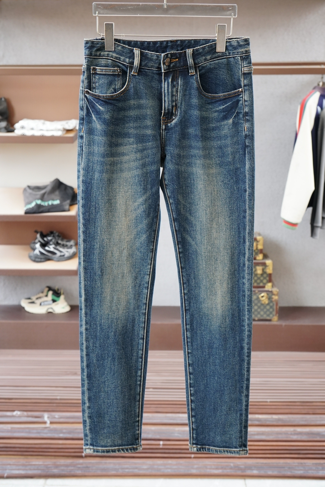 NO:623232,Prada - Prada's new autumn and winter new styles are easy to wear and don't have to choose your figure. There are not many restrictions on matching. You can easily and concisely set off other items to show your own style and posture~ I have to give it a thumbs up for its practicality. There is no choice in version/detail design. Whoever wears it will look better. This pair of jeans really modifies the leg shape better than you think. The overall focus is on comfort. The size of the trouser legs is just right. It looks slim and straight, and can easily wear long legs that fill the screen, and the elongated proportions are full of aura!  It can be matched with any style of item. It can be matched with various T-shirts/shirts and knitted jackets. You don’t have to worry about matching for daily outings. Sizes 29-40, prada, prada, jeans, jackets & coats, shirts, tees, t-shirt, alexander wang19860909Prada-普拉达秋冬新款秋冬新款好穿不挑身材在搭配上没有太多的限制 随意简洁的衬托其他单品,来展现自己的风格姿态～ 对于它的实穿性不得不竖起一个大拇指了,版型／细节设计没得挑,谁穿谁好看.这款牛仔裤真的要比你想象中更加修饰腿型,整体以舒适为主,裤腿大小做的恰到好处,显瘦显腿直,轻松穿出满屏的大长腿,拉长比例气场全开！ 可以百搭任何风格的单品,搭配各种T恤／衬衫,针织外套都可,日常外出不必再为搭配而烦恼了 尺码29-40,,prada,prada,jeans,jackets & coats,shirts,tees，t-shirt,alexander wang,Men's clothing