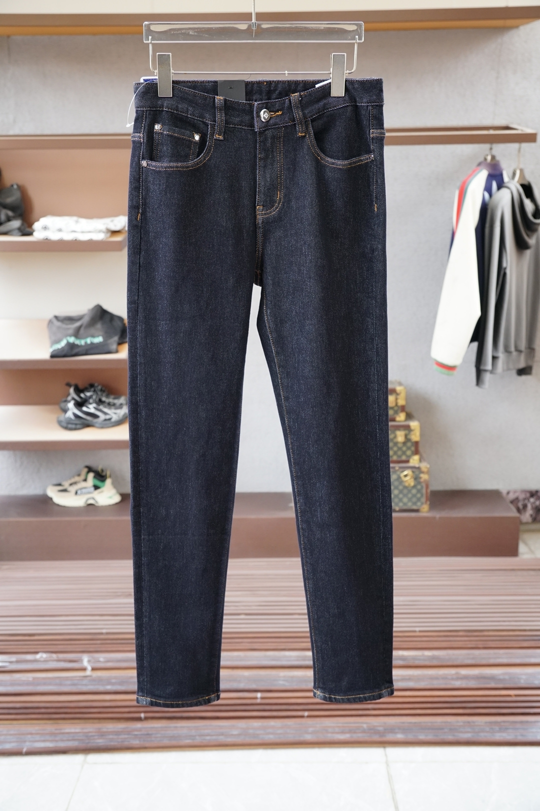 NO:623235,Fendi-Fendi-2025 Autumn and Winter Brushed New Autumn and Winter New Styles are easy to wear and don’t care about your figure. There are not many restrictions on matching. You can casually and concisely set off other items to show your own style and posture~  I have to give it a thumbs up for its practicality. There is no choice in the version/detailed design. Whoever wears it will look better. This pair of jeans really flatters the leg shape better than you think. The overall focus is on comfort. The size of the trouser legs is just right. It makes the legs slimmer and straighter. It is easy to wear long legs that fill the screen, and the elongated proportions are full of aura!  It can be matched with any style of item. It can be matched with various T-shirts/shirts and knitted jackets. You don’t have to worry about matching when you go out every day. Sizes 29-40, fendi, fendi, jeans, jackets & coats, shirts, tees, t-shirt, alexander wang19860909Fendi-芬迪-2025秋冬磨毛新款秋冬新款好穿不挑身材在搭配上没有太多的限制 随意简洁的衬托其他单品,来展现自己的风格姿态～ 对于它的实穿性不得不竖起一个大拇指了,版型／细节设计没得挑,谁穿谁好看.这款牛仔裤真的要比你想象中更加修饰腿型,整体以舒适为主,裤腿大小做的恰到好处,显瘦显腿直,轻松穿出满屏的大长腿,拉长比例气场全开！ 可以百搭任何风格的单品,搭配各种T恤／衬衫,针织外套都可,日常外出不必再为搭配而烦恼了 尺码29-40,,fendi,fendi,jeans,jackets & coats,shirts,tees，t-shirt,alexander wang,Men's clothing