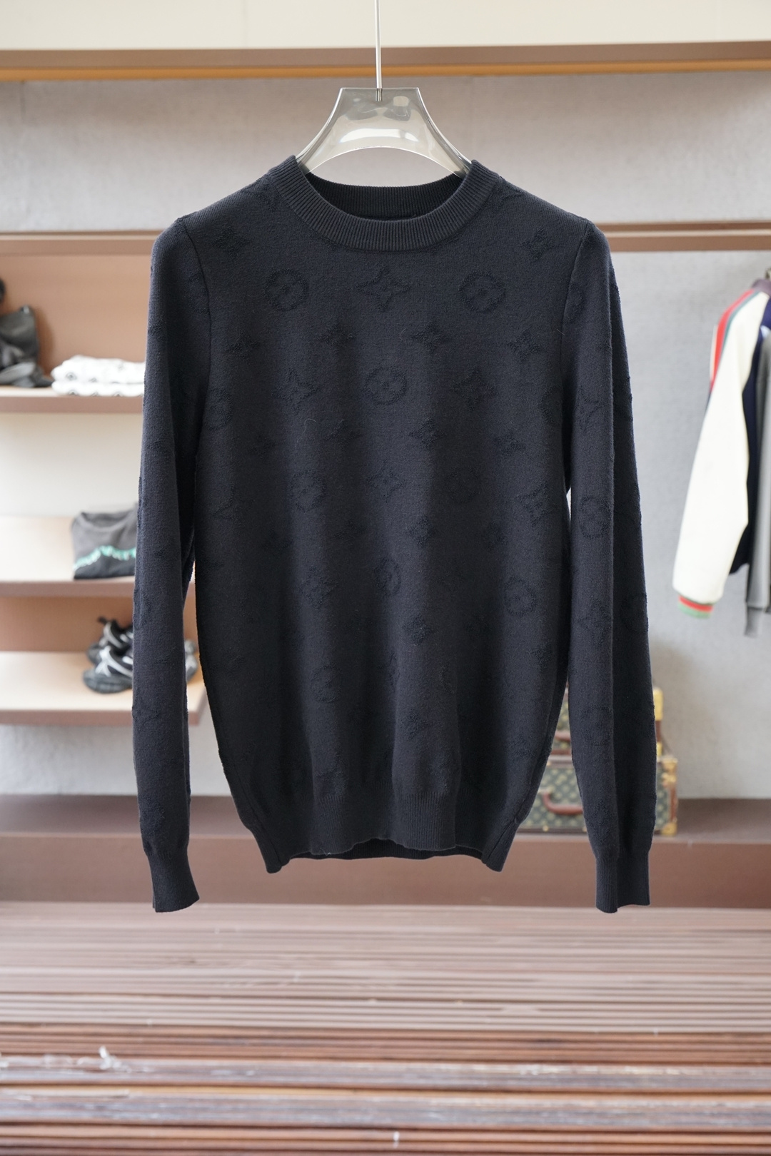 NO:681936,LV Louis Vuitton - The latest round neck thickened sweater for autumn and winter on the official website, the hottest model is on sale at the same time at the counter!  Specially made of wool blended fabric. It feels comfortable. It can be directly in contact with the skin. The logo badge is exquisite and extremely eye-catching!  The details highlight the fashionable charm of big brands. Exquisite workmanship. Three-dimensional cutting style. The wearing effect is invincible and handsome!  All three standards are complete!  Size M-3XL,,louis vuitton,louis vuitton,sweaters,19860909Lv路易威登-官网秋冬季最新款圆领加厚毛衣,专柜同步在售爆款！特供羊毛混纺面料.手感舒适.可直接接触皮肤,logo徽章精致标志,极为抢眼！细节凸显大牌时尚魅力.精致做工.立体裁剪风格.穿着效果无敌帅气！三标齐全！码数M-3XL,,louis vuitton,louis vuitton,sweaters,,Men's clothing