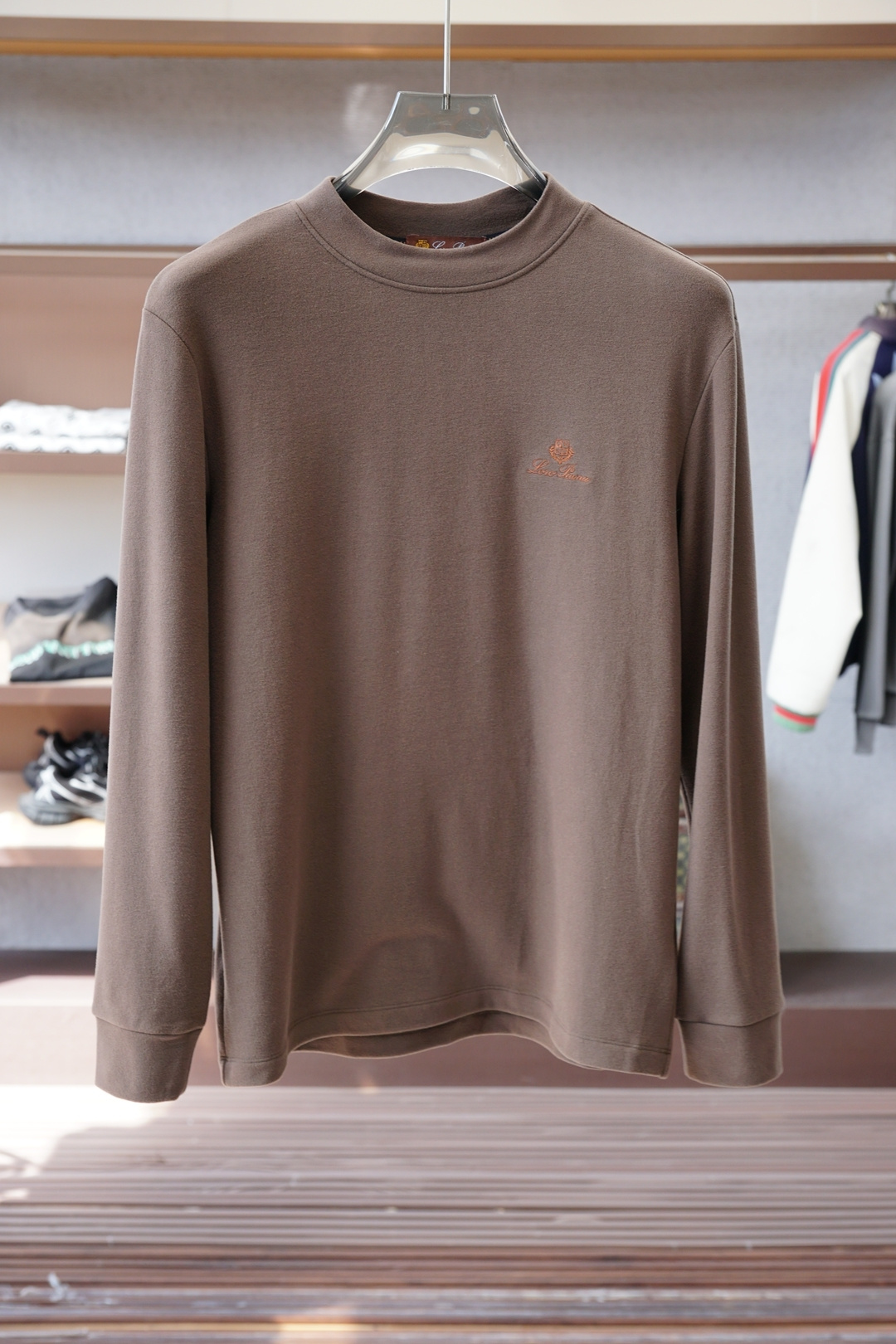 NO:681068,LP- Autumn and winter Italian simple luxury casual style Light luxury solid color German velvet bottoming shirt with letter logo Simple brand logo elements Letter pattern printing design Luxury and exquisite atmosphere Elegant and casual Simple luxury solid color Natural texture casual Customized German velvet German high-tech thermal fiber Give you cashmere-like care...! Color Black Camel High-grade gray  Size 48-50-52-54-56- (48-58 sizes are mainly recommended to be 110-180 and can be worn) Click to buy,,loro piana,19860909LP- 秋冬 意式简奢休闲风 轻奢纯色字母标德绒打底衫简约品牌标识元素 字母图案印花设计 高奢精致 大气 优雅休闲 简奢纯色 天然质感休闲 定制德绒 德国高科技保暖纤维 给您羊绒般的呵护……! 颜色黑色 驼色 高级灰 码数48-50-52-54-56-（48-58码主推110-180可穿） 点击抢购,,loro piana,,Men's clothing