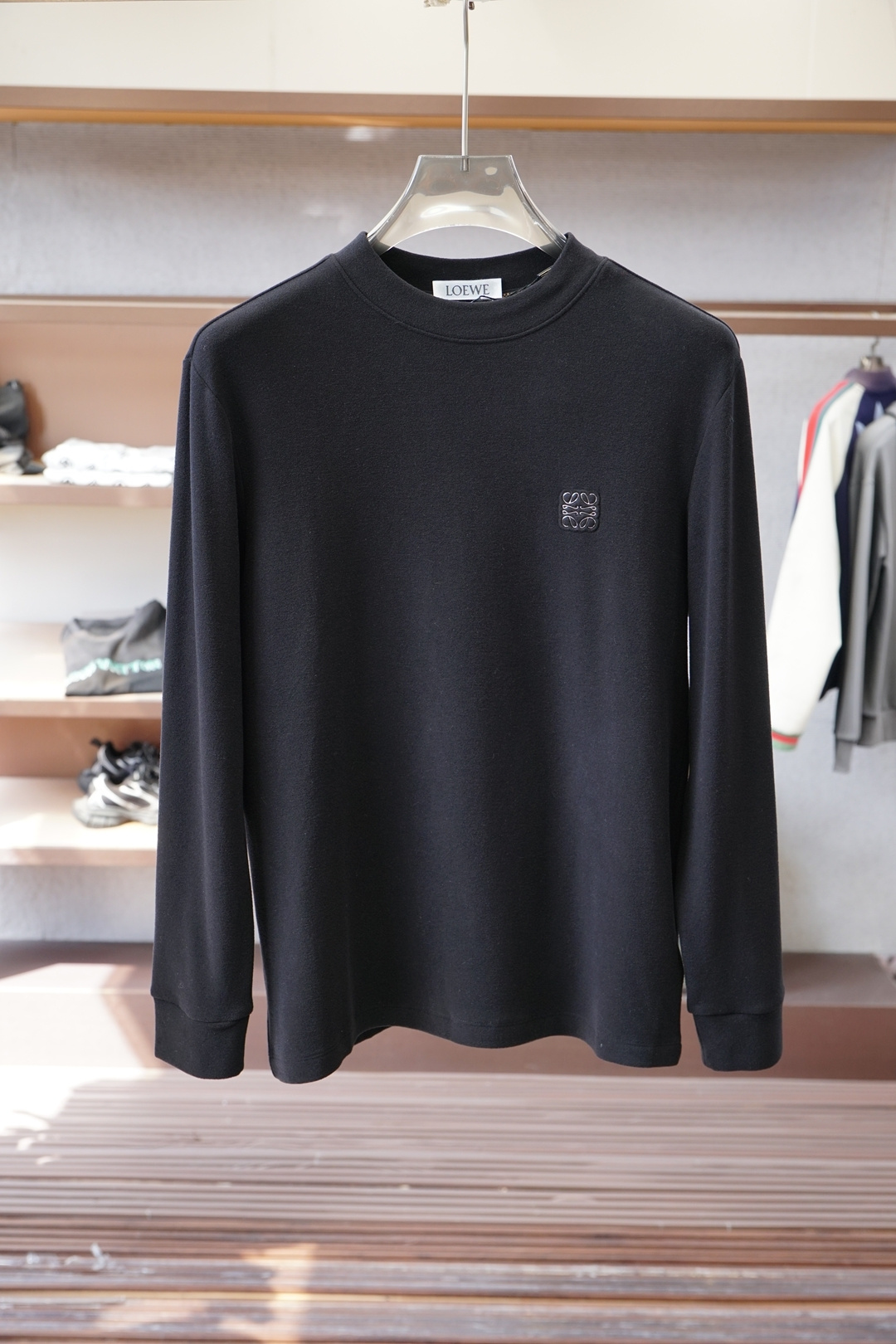 NO:681077,Loewe, Loewe - Autumn and winter, Italian simple luxury casual style, light luxury solid color letter mark German velvet bottoming shirt, simple brand logo element, letter pattern printing design, luxury and exquisite, grand, elegant and casual, simple luxury solid color, natural texture casual, customized German velvet, German high-tech thermal fiber, giving you cashmere-like care...! Color black, camel, high-grade gray  Size 48-50-52-54-56- (48-58 sizes are mainly recommended to be 110-180 and can be worn) Click to buy,,loewe,loewe,19860909罗意威,Loewe- 秋冬 意式简奢休闲风 轻奢纯色字母标德绒打底衫简约品牌标识元素 字母图案印花设计 高奢精致 大气 优雅休闲 简奢纯色 天然质感休闲 定制德绒 德国高科技保暖纤维 给您羊绒般的呵护……! 颜色黑色 驼色 高级灰 码数48-50-52-54-56-（48-58码主推110-180可穿） 点击抢购,,loewe,loewe,,Men's clothing