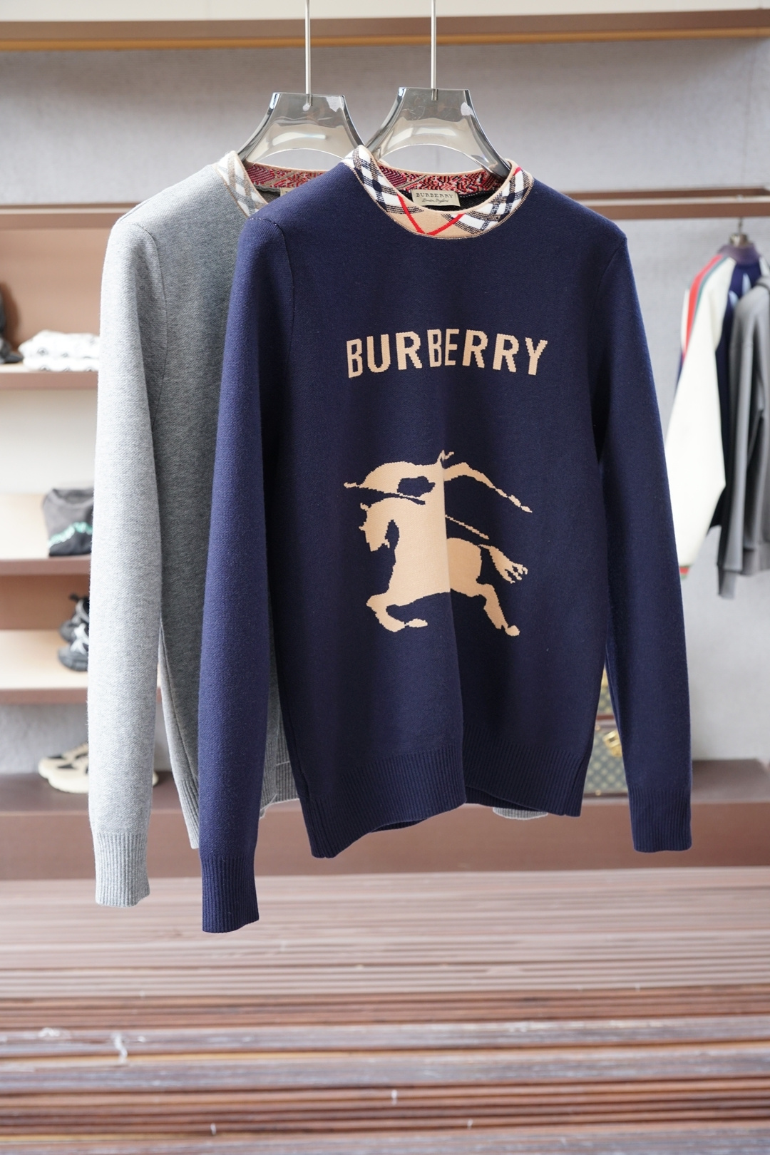 NO:622035,BBR Burberry - The latest round neck thickened sweater for autumn and winter on the official website, and the hottest items are on sale at the counter simultaneously!  Specially made of wool blended fabric. It feels comfortable. It can be directly in contact with the skin. The logo badge is exquisite and extremely eye-catching!  The details highlight the fashionable charm of big brands. Exquisite workmanship. Three-dimensional cutting style. The wearing effect is invincible and handsome!  All three standards are complete!  Size M-3XL,,burberry,sweaters,alexander wang19860909BBR 巴宝莉-官网秋冬季最新款圆领加厚毛衣,专柜同步在售爆款！特供羊毛混纺面料.手感舒适.可直接接触皮肤,logo徽章精致标志,极为抢眼！细节凸显大牌时尚魅力.精致做工.立体裁剪风格.穿着效果无敌帅气！三标齐全！码数M-3XL,,burberry,sweaters,alexander wang,Men's clothing