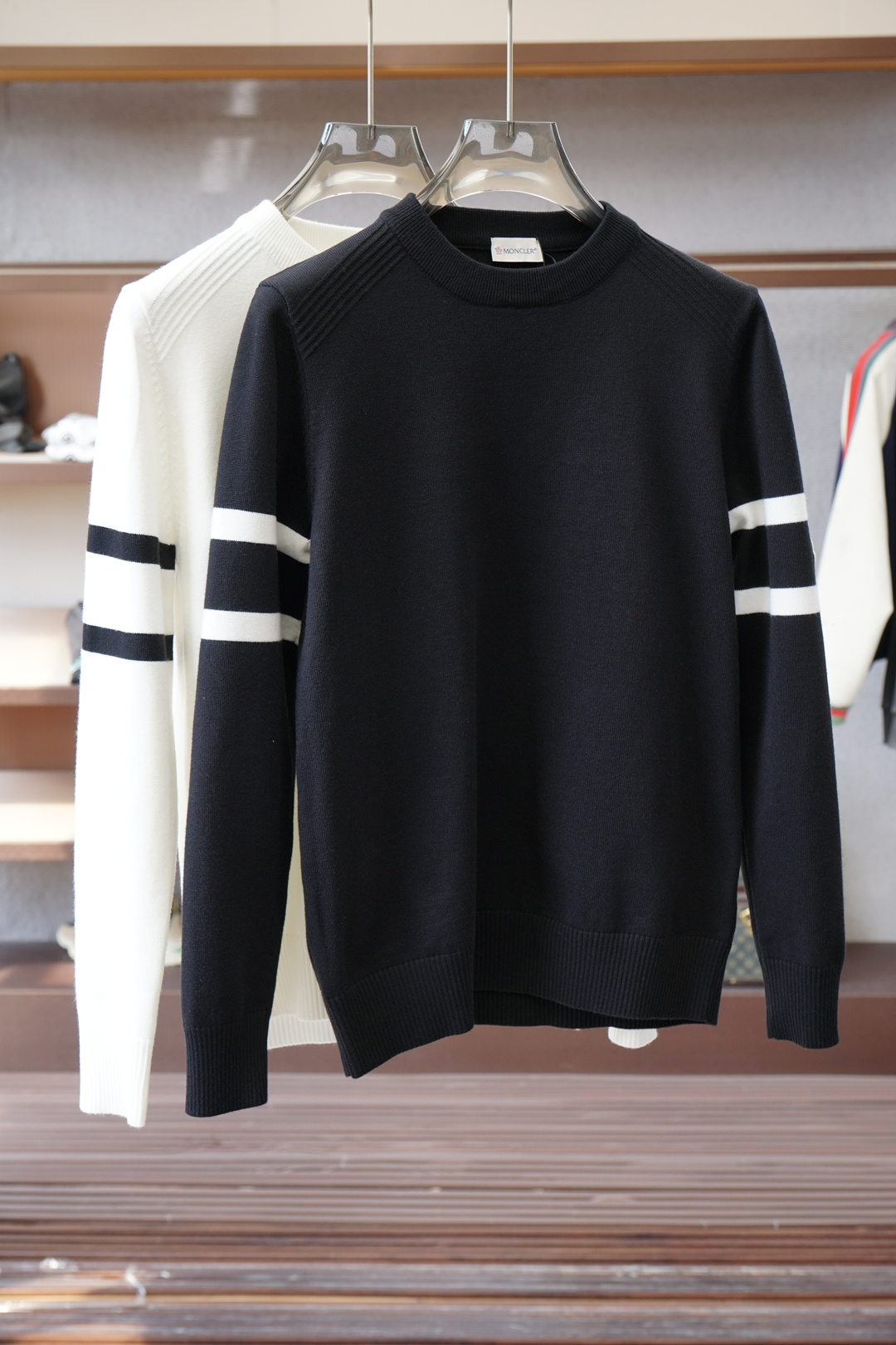 NO:622040,Mengkou - The latest round-neck thickened sweater from the official website for autumn and winter, and the hottest items are on sale at the same time at the counter!  Specially made of wool blended fabric. It feels comfortable. It can be directly in contact with the skin. The logo badge is exquisite and extremely eye-catching!  The details highlight the fashionable charm of big brands. Exquisite workmanship. Three-dimensional cutting style. The wearing effect is invincible and handsome!  All three standards are complete!  Size M-3XL,,Moncler,sweaters,alexander wang19860909蒙口-官网秋冬季最新款圆领加厚毛衣,专柜同步在售爆款！特供羊毛混纺面料.手感舒适.可直接接触皮肤,logo徽章精致标志,极为抢眼！细节凸显大牌时尚魅力.精致做工.立体裁剪风格.穿着效果无敌帅气！三标齐全！码数M-3XL,,Moncler,sweaters,alexander wang,Men's clothing