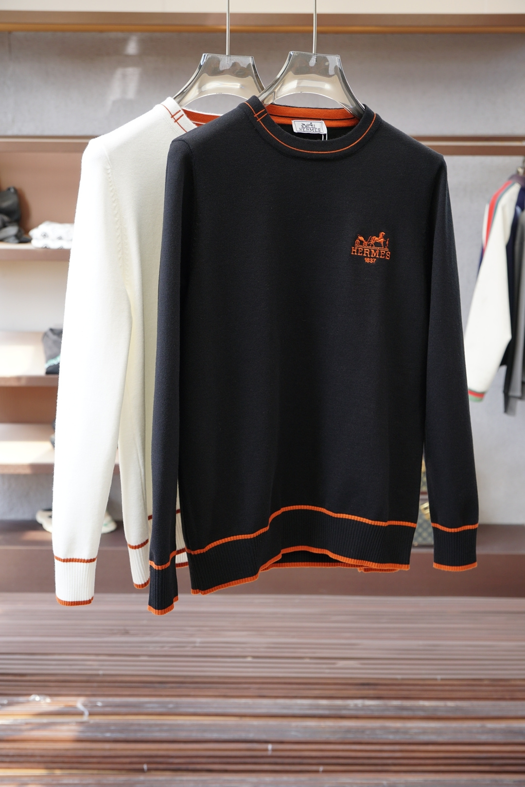 NO:622045,Hermes-Hermes-the latest round-neck thickened sweater for autumn and winter on the official website, the hottest model is on sale at the same time at the counter!  Specially made of wool blended fabric. It feels comfortable. It can be directly in contact with the skin. The logo badge is exquisite and extremely eye-catching!  The details highlight the fashionable charm of big brands. Exquisite workmanship. Three-dimensional cutting style. The wearing effect is invincible and handsome!  All three standards are complete!  Size M-3XL,,hermes,hermes,sweaters,alexander wang19860909Hermes-爱马仕-官网秋冬季最新款圆领加厚毛衣,专柜同步在售爆款！特供羊毛混纺面料.手感舒适.可直接接触皮肤,logo徽章精致标志,极为抢眼！细节凸显大牌时尚魅力.精致做工.立体裁剪风格.穿着效果无敌帅气！三标齐全！码数M-3XL,,hermes,hermes,sweaters,alexander wang,Men's clothing