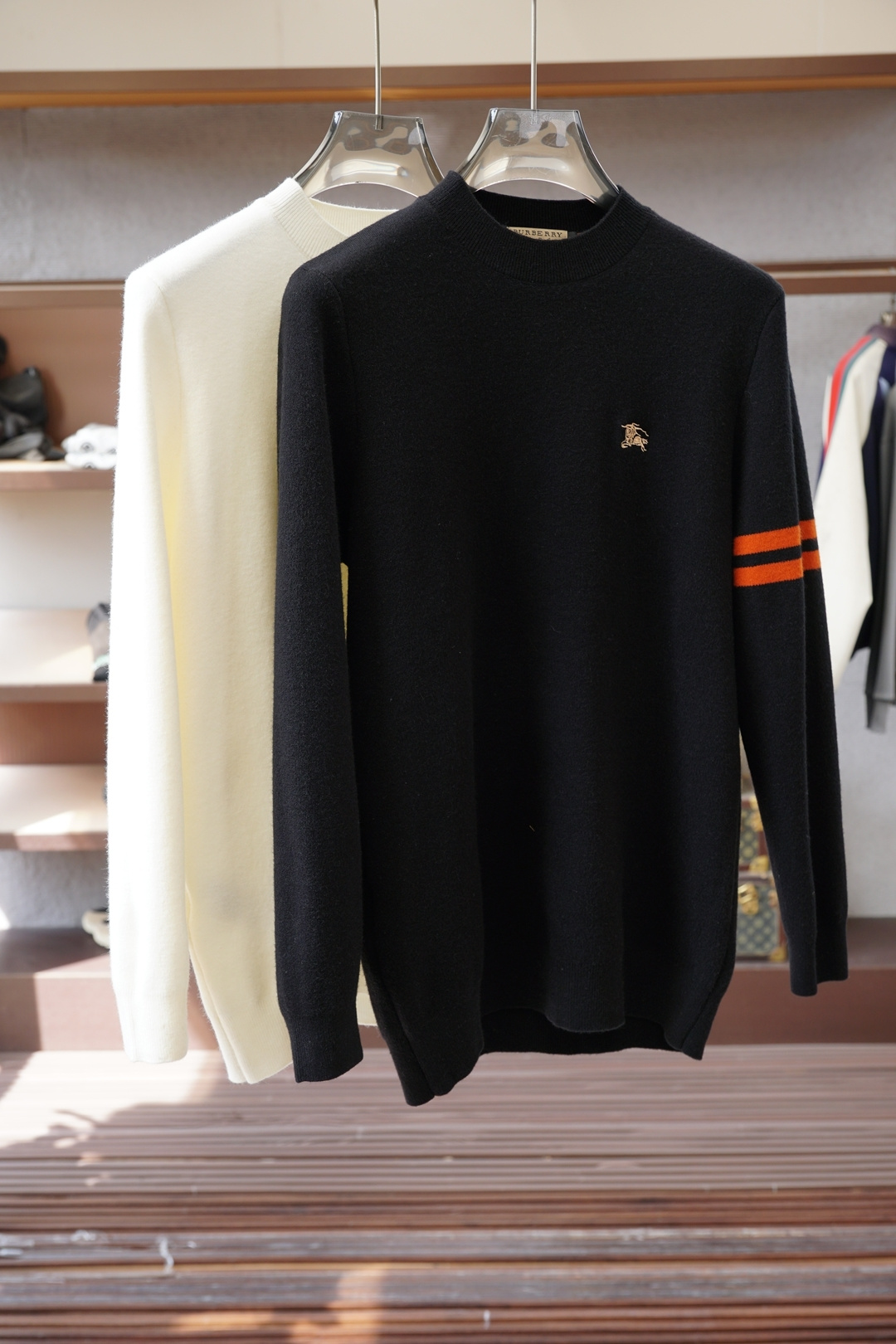 NO:622050,BBR Burberry - The latest round neck thickened sweater for autumn and winter on the official website, and the hottest items are on sale at the counter simultaneously!  Specially made of wool blended fabric. It feels comfortable. It can be directly in contact with the skin. The logo badge is exquisite and extremely eye-catching!  The details highlight the fashionable charm of big brands. Exquisite workmanship. Three-dimensional cutting style. The wearing effect is invincible and handsome!  All three standards are complete!  Size M-3XL,,burberry,sweaters,alexander wang19860909BBR 巴宝莉-官网秋冬季最新款圆领加厚毛衣,专柜同步在售爆款！特供羊毛混纺面料.手感舒适.可直接接触皮肤,logo徽章精致标志,极为抢眼！细节凸显大牌时尚魅力.精致做工.立体裁剪风格.穿着效果无敌帅气！三标齐全！码数M-3XL,,burberry,sweaters,alexander wang,Men's clothing