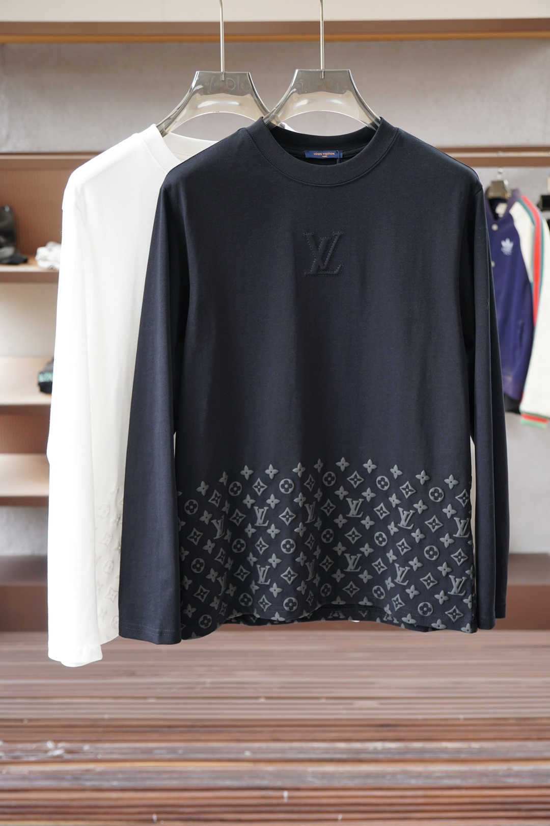 NO:623221,- LV Louis Vuitton - 2025 Autumn Basement Series New Products Men's round neck long sleeves luxury brand letters LOGO marked on the upper body, you can feel the youthfulness and fashion brought by this design!  The overall style is fashionable and trendy. It is made of top-quality European double-sided mercerized cotton fabric. It is soft, skin-friendly and breathable, and has a good stiffness and drape. The upper body is in fashionable and trendy colors. It is a must-have item for summer!  2 colors available #Sizes M-3XL,,louis vuitton,louis vuitton,alexander wang19860909- LV 路易威登-2025秋季打底系列新品 男士圆领长袖奢华品牌字母LOGO标识标注上身就能体会这款设计带来的年轻与时尚感！整体时尚而有潮流,采用顶级欧洲双面丝光棉面料 柔软亲肤透气 ,又有很好的挺括 垂感 上身时尚潮流色系,夏季必备单品！2色可选#尺码M-3XL,,louis vuitton,louis vuitton,alexander wang,Men's clothing