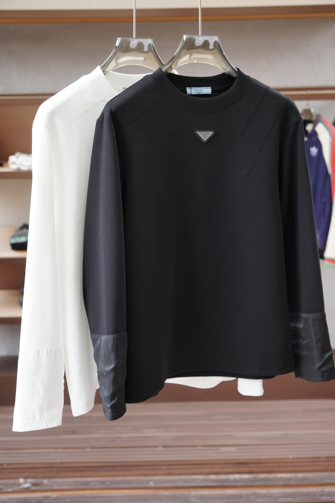 NO:623224,- Prada - New product in the 2025 autumn base series. Men's round neck long sleeves luxury brand letters LOGO marked on the upper body, you can feel the youthfulness and fashion brought by this design!  The overall style is fashionable and trendy. It is made of top-quality European double-sided mercerized cotton fabric. It is soft, skin-friendly and breathable, and has a good stiffness and drape. The upper body is in fashionable and trendy colors. It is a must-have item for summer!  2 colors available #Sizes M-3XL,, prada, prada, alexander wang19860909- Prada普拉达-2025秋季打底系列新品 男士圆领长袖奢华品牌字母LOGO标识标注上身就能体会这款设计带来的年轻与时尚感！整体时尚而有潮流,采用顶级欧洲双面丝光棉面料 柔软亲肤透气 ,又有很好的挺括 垂感 上身时尚潮流色系,夏季必备单品！2色可选#尺码M-3XL,,prada,prada,alexander wang,Men's clothing