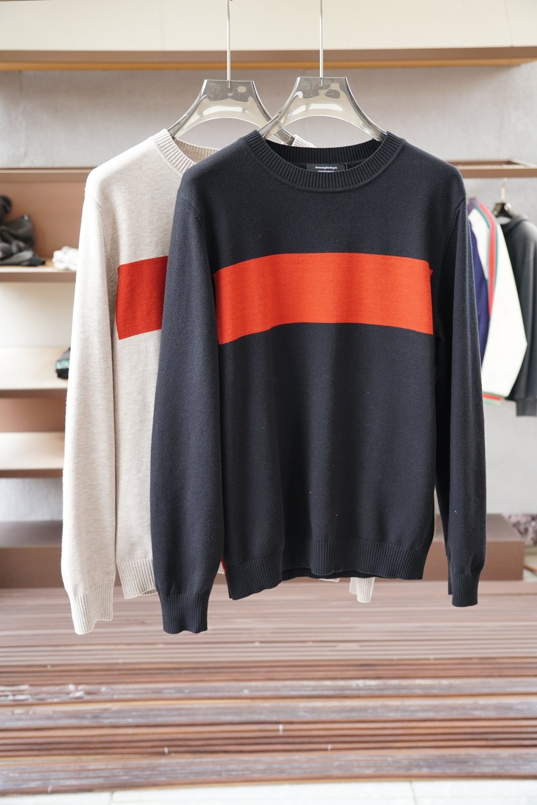 NO:623233,Ermenegildo Zegna - 2025 autumn and winter new model, it is close to the body without irritation or pilling. The curvature of the round neck continues the elegant tradition of Italian tailoring, which does not tighten the neck and maintains neat lines. The shrinking process of the hem keeps the corners of the clothes properly at the waist, and will not move up whether you raise your hands or turn around. The muscles and bones are supported by 10-count cotton yarn, and the delicate ones are outlined by 46-count blended yarn. This sweater weaves the advantages of different materials into the same  Pairing the picture with white trousers is a classic Mediterranean style, and the white style with dark gray trousers can instantly switch to Milanese urban elegance. The care hidden in the osmanthus needle texture, yarn blending, and precise weight needs to be experienced in the cool autumn breeze to fully understand. While others are still worried about the boring basic sweater, this jacquard sweater interwoven with three materials has already conquered the eyes of knowledgeable people with its sense of layering.  In the current era of fast fashion, a blended knit that becomes softer and more skin-friendly with the number of wears is an evergreen wardrobe that is truly worth investing in. Zegna uses this piece to prove that the high-end casual feel allows each material to find the most comfortable expression in the fabric. Color: khaki black,,zegna,alexander wang19860909杰尼亚-2025秋冬新款,克贴身不刺激不起球,圆领的弧度延续了意式剪裁的优雅传统,既不会紧勒脖颈又保持利落线条.下摆的收缩工艺让衣角始终妥帖地停留在腰际,无论抬手还是转身都不会上移.要筋骨有10支棉纱支撑,要细腻有46支混纺纱勾勒,这件针织衫把不同材质的优点都织进了同一幅画面搭配白色长裤是经典的地中海风情,白色款配深灰西裤又能瞬间切换成米兰式的都市优雅.那些藏在桂花针纹理、纱线混纺、精准重量里的用心,都需要在秋日凉风中亲身感受才能完全领会.当别人还在为基本款针织衫无聊而烦恼时,这件三种材质交织的提花衫早已用它的层次感征服懂行人的眼睛.  在快时尚泛滥的当下,一件能随穿着次数增加而愈发柔软亲肤的混纺针织,才是真正值得投资的衣橱常青树.杰*亚用这件作品证明高级的休闲感,是让每种材质都能在织物中找到最舒适的表达方式.  颜色卡其色黑色,,zegna,alexander wang,Men's clothing