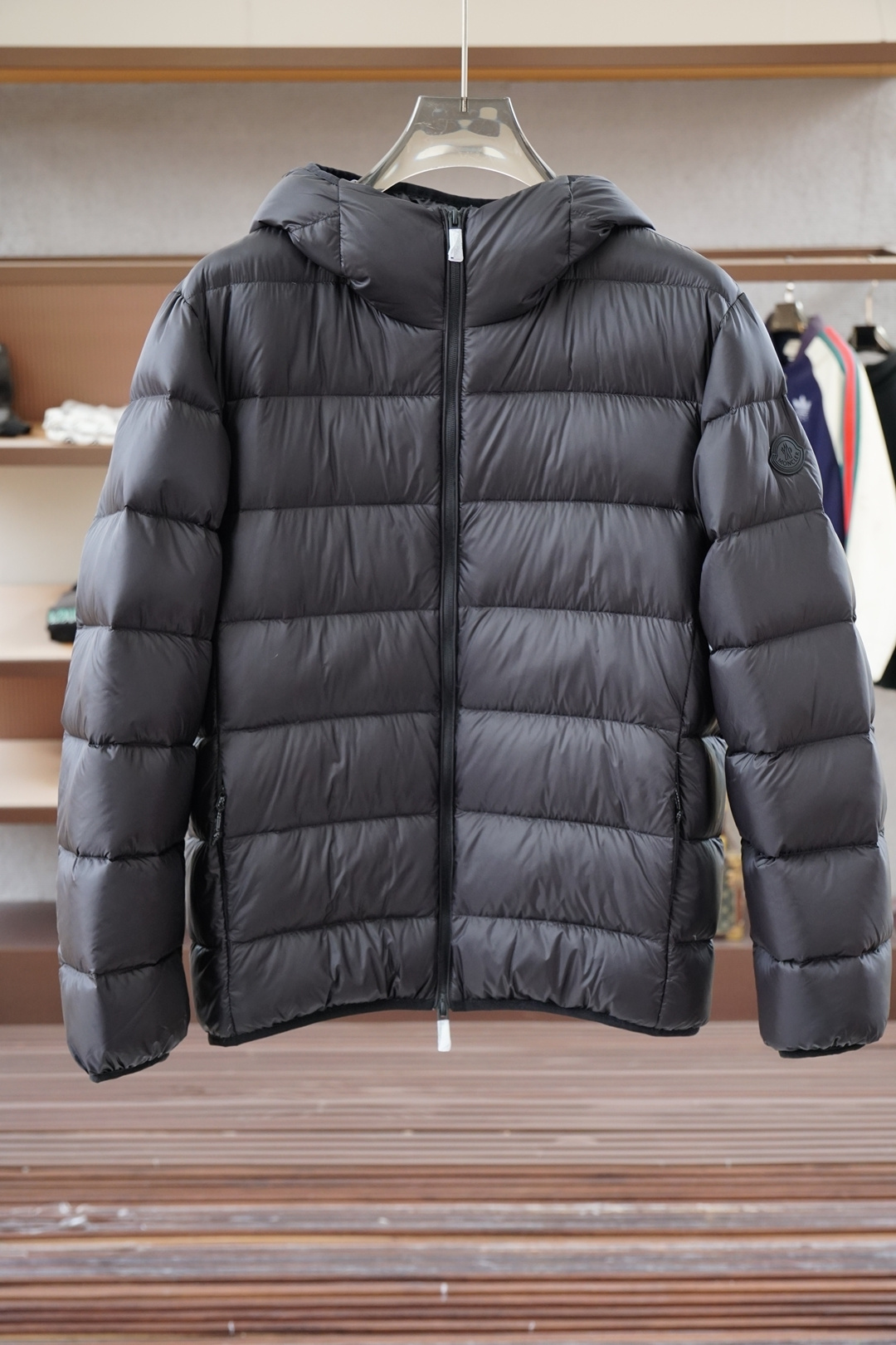 NO:645433,Mon* Mengkou Autumn and winter official website new down jacket. Original 1:1 customized hardware accessories, all imported and original. Made of top-grade 90 white duck down. Super soft and fluffy. Made of imported original fabric, super soft and comfortable, perfect fit, simple yet fashionable, fashionable and handsome upper body. Size M～3XL,,Moncler,down jacket,alexander wang19860909Mon* 蒙口 秋冬官网新款羽绒服 原版1:1订制五金配件全进口原版定制 采用顶级90白鸭绒 超柔软 充羽量蓬松饱满 采用进口原版面料,超柔软舒服,版型完美,简单而不失时尚,上身时尚帅气 码数M～3XL,,Moncler,down jacket,alexander wang,Men's clothing