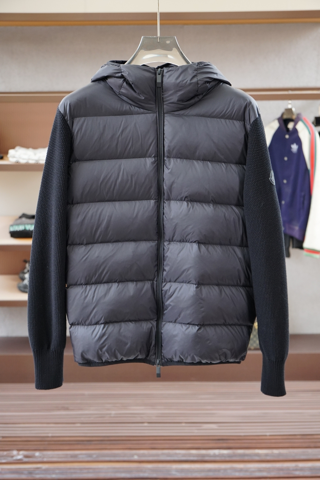 NO:645431,MONCLER 25FW new autumn and winter product Men's wool spliced ​​zipper hooded sweatshirt. This wool hooded sweatshirt is equipped with a padded down front and is a practical jacket suitable for many seasons. This cardigan is paired with a hood decorated with quilted logo, highlighting the brand tradition. Lightweight knitted design, fine and soft, it is a practical item for a multi-purpose wardrobe. Size M～3XL,,hoodie,sweatshirts,jackets & coats,down jacket,hats,alexander wang19860909MONCLER 25FW秋冬新品 男士羊毛拼接拉链连帽卫衣,这款羊毛连帽卫衣配有填充羽绒正面,是一款适合多季节穿着的实用外套.此开衫搭配饰有绗缝标识的兜帽,彰显品牌传统.轻盈针织设计,细密柔软,是多用途衣橱的实用单品 码数M～3XL,,hoodie,sweatshirts,jackets & coats,down jacket,hats,alexander wang,Men's clothing