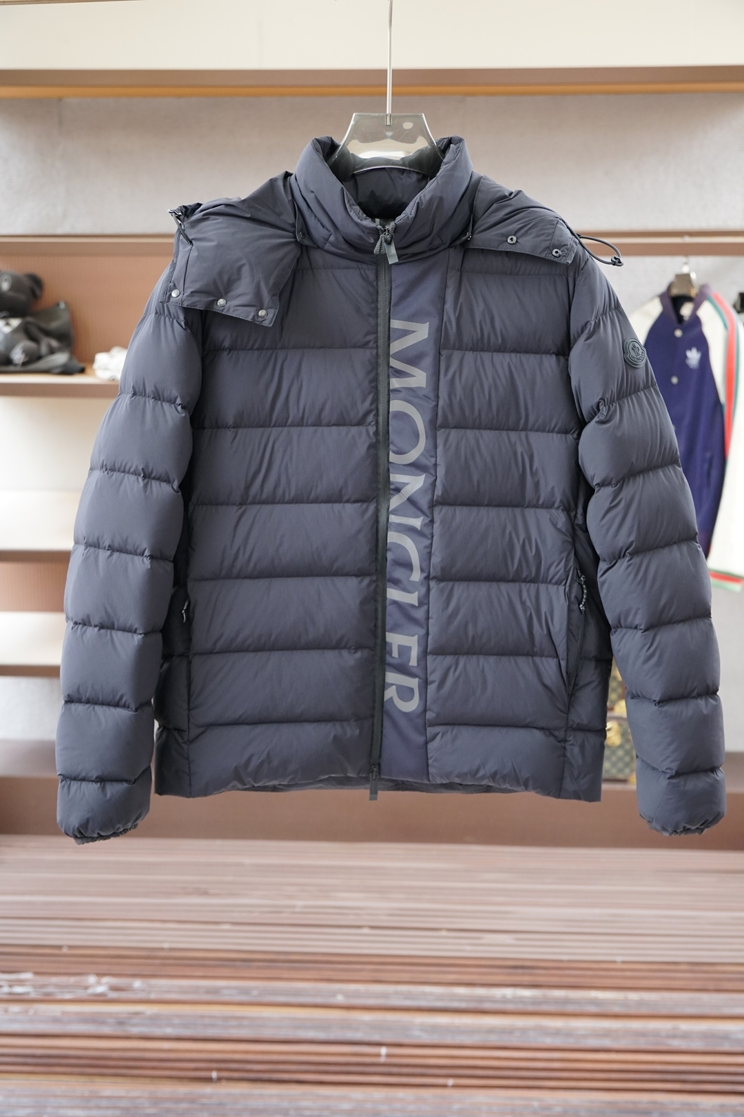 NO:645435,Mon* Mengkou Autumn and winter official website new down jacket, original 1:1 customized hardware accessories, all imported original customization, using top-grade 90 white duck down, super soft, fluffy and full, using imported original fabrics, top-grade craftsmanship letter pattern logo, super comfortable fabric, perfect version, simple yet fashionable, fashionable and handsome upper body, size 1 to 4,, Moncler, down jacket, alexander wang19860909Mon* 蒙口 秋冬官网新款羽绒服 原版1:1订制五金配件全进口原版定制 采用顶级90白鸭绒 超柔软 充羽量蓬松饱满 采用进口原版面料,顶级工艺字母图案logo,面料超舒服,版型完美,简单而不失时尚,上身时尚帅气 码数1～4码,,Moncler,down jacket,alexander wang,Men's clothing