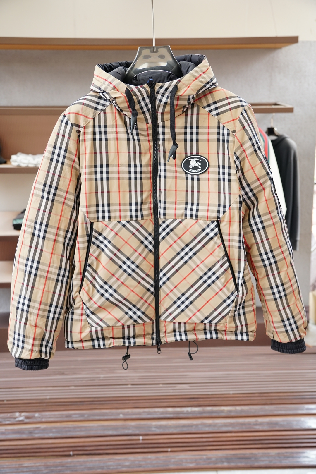 NO:598197,BBR Burberry/FW new products for autumn and winter｜BUR reversible down jacket  The fine windproof and hydrophobic surface of the outer material is made of microfiber blend, and the light coating process creates a natural water-gathering and hydrophobic effect, rejecting the sultry fit of soft shells. The classic woven cloth fiber on the other side brings elasticity and warmth to the skin, and the floral wool-colored yarns and special colors show the best colors with a sense of luxury. The Horse Label rubber brand in the details, custom-made detailed pockets with old pattern plaid cloth edging, feel the top trend of dressing. Color black / plaid  Size M-3XL,,burberry,burberry,jackets & coats,down jacket,alexander wang19860909BBR 巴宝莉/FW秋冬季新品｜BUR两面穿羽绒外套 精细的外料防风疏水面,采用超细纤维混纺,轻薄涂层工艺打造自然的聚水疏水效果,拒绝软壳类的闷热贴身.另一面经典的梭织布面纤维,带来弹力保暖的亲肤触觉,花毛色纱线与特调色彩,展现奢华感的极品色彩.细节处的马标胶牌,定制细节口袋老花格子布包边,感受顶尖穿搭潮流. 颜色黑色/格子 尺码M-3XL,,burberry,burberry,jackets & coats,down jacket,alexander wang,Men's clothing