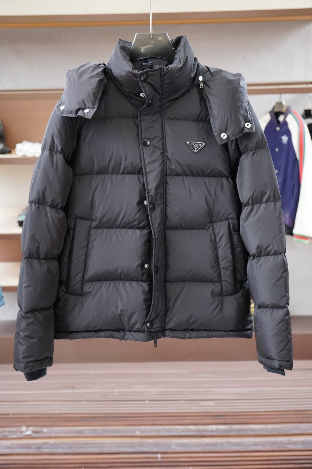 NO:598200,Prada - PRA 2025 new autumn and winter products｜Contrast color down jacket inside and outside｜Shows fashionable style. It does not follow the conventional design sense. The body is made of imported fabric blends, two-color inside and outside, environmentally friendly printing and dyeing to make the color more solid and glossy. The front and back body are filled with large horizontal stripes and filled with 9010 white duck down, which is full and three-dimensional, meeting the needs of warm travel in autumn and winter.  The classic slightly wide cut, wide brim and detachable hooded version create a trendy and high-end visual line. The detailed three-dimensional triangle logo and zipper pockets make it easy to mix and match whether it is street style or fashion, showing a casual yet sophisticated dressing attitude. Color Black Grass Green Size M-3XL, prada, prada, down jacket, hats, alexander wang19860909普拉达- PRA 2025 秋冬季新品｜内外撞色羽绒服｜展现时尚风格  不据常规的设计感,大身采用进口面料混纺,内外双色,环保印染更牢固色泽光感高级.前后身大幅横纹充绒工艺,9010白鸭绒填充,饱满立体,满足秋冬季保暖出行需求.  经典微阔裁剪,宽檐可拆卸戴帽版型,打造流行高级视觉线条.细节立体三角徽标,拉链口袋,无论是街头风格还是时装混搭,皆游刃有余,展现随性却不失精致的穿搭态度. 颜色黑色 草绿 尺码M-3XL,,prada,prada,down jacket,hats,alexander wang,Men's clothing