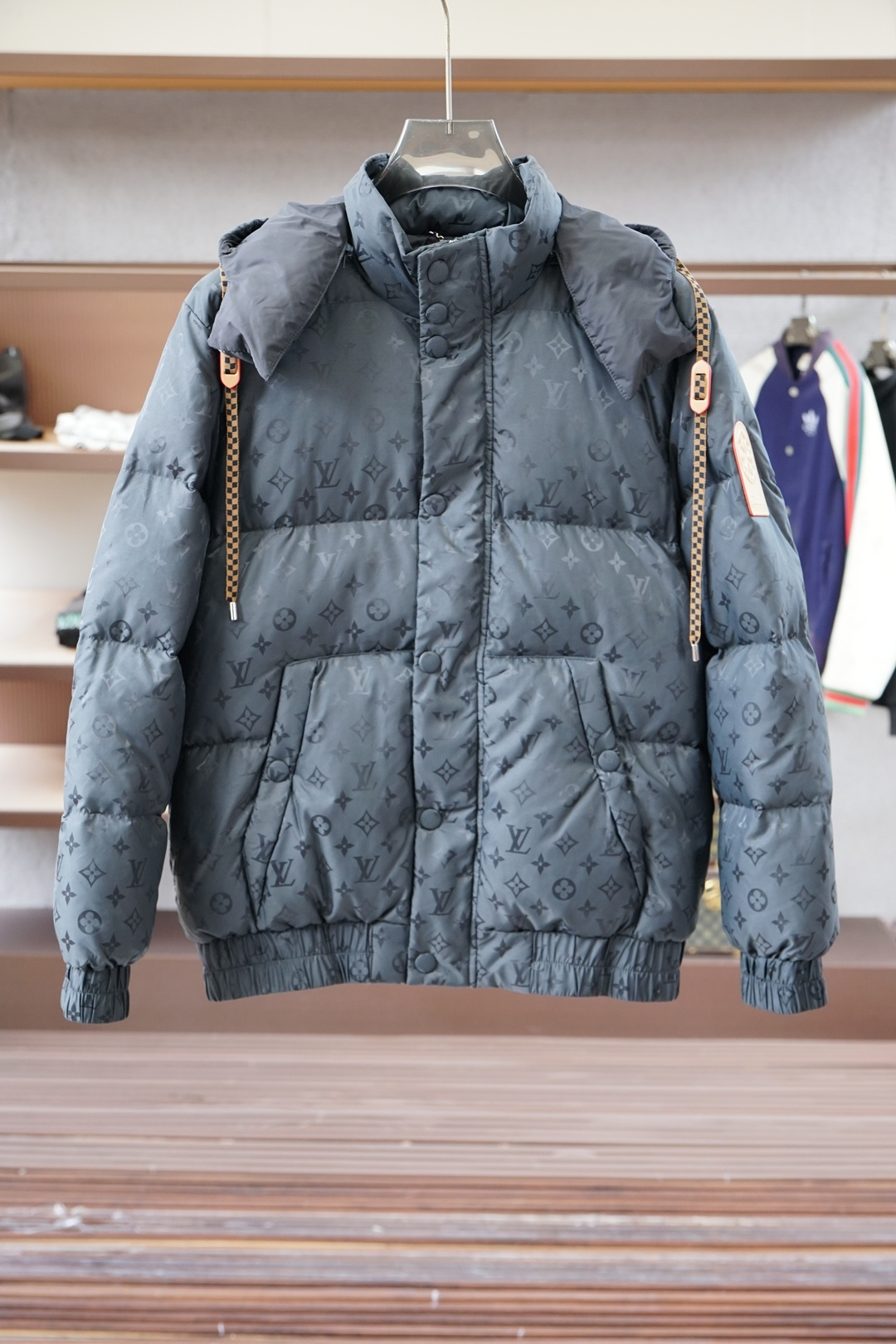 NO:645437,L*UIS VUITTON SKI Ski Series Printed Hooded Down Jacket with Drawstrings This jacket is made of technical fabrics with a full-length Monogram pattern, and the wrap-around silhouette is filled with Ecodown fiber to achieve excellent warmth. The soft rabbit fur deerskin velvet lining and VVN details recall Louis Vuitton's leather goods tradition and can be easily integrated into winter sportswear or urban looks. Sizes S～XL,,louis vuitton,jackets & coats,down  jacket,hats,alexander wang19860909L*UIS VUITTON SKI滑雪系列 印花连帽带抽绳羽绒服 本款夹克于科技面料铺陈全幅 Monogram 图案,为围裹式廓形填充Ecodown 纤维成就出色的保暖效果.舒软兔毛鹿皮绒内衬与 VVN 细节回溯路易威登皮具传统,可轻松融入冬日运动着装或都市造型. 码数S～XL,,louis vuitton,jackets & coats,down jacket,hats,alexander wang,Men's clothing