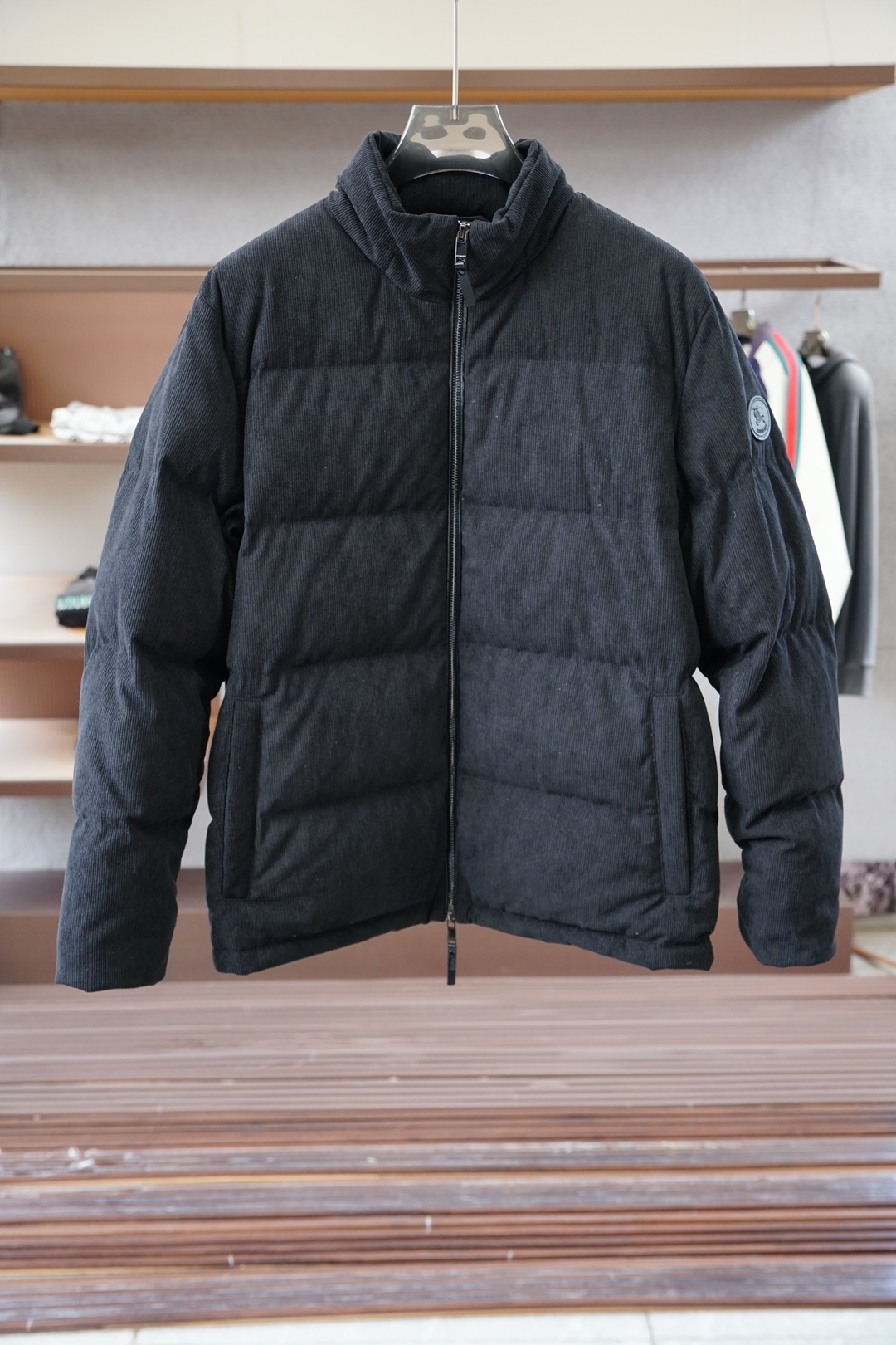 NO:598194,BBR Burberry/Autumn and Winter Down BBR New Stand Collar Down Jacket for Autumn and Winter Original customized hardware accessories are all imported and original customized. Welcome to compare. Absolutely high quality. Made of top 90 white goose down. Super soft. Filled with feathers and fluffy. Super heavy lz fabric with perfect workmanship. Note that the fabric is super comfortable. Exclusive model!  Size M-XXL,,burberry,down jacket,alexander wang19860909BBR巴宝莉/秋冬羽绒 BBR 秋冬新款立领羽绒服 原版订制五金配件全进口原版定制 欢迎对比 绝对的高品质 采用顶级90白鹅绒 超柔软 充羽量蓬松饱满 超级重lz面料做工杠杠的版型完美 注意面料超舒服 独家款！ 尺码M-XXL,,burberry,down jacket,alexander wang,Men's clothing