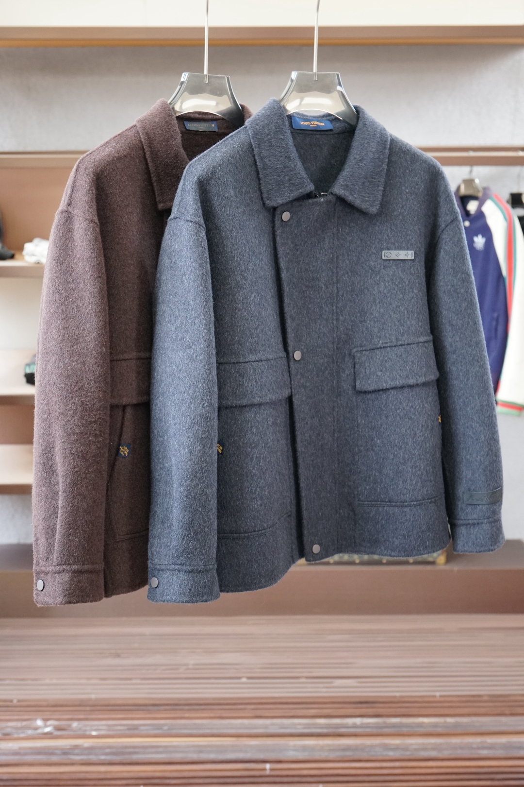 NO:598184,Lv-Louis Vuitton/Autumn and winter new products, advanced customization, classic wool cashmere jacket and suit, you don’t want to take it off when you put it on, high-end goods, high-quality imported customized materials, customized fabrics, more texture, high-end metal texture button attachments, considerate details, the workmanship is really exquisite, the wiring is fine and well-proportioned, no excess threads, high-quality fashion, the best product for various occasions, whether it is business or leisure time!  It is definitely an eye-catching style that you cannot miss. It shows the fashionable charm ~ Sizes M-3XL,,,louis vuitton,louis vuitton,jackets & coats,business suit,alexander wang19860909Lv-路易威登/秋冬新品 高级定制 经典之作爆羊毛羊绒外套西装 穿上就不想脱下来 高端好货 高品质进口定制材质 定制面料 更加有质感 高档金属质感纽扣附料 在细节上考虑的面面俱到 做工真的极其精湛 走线细密匀称 毫无多余线头 高品质时装 无论是商务还是休闲时候都能胜任各种场合的最佳强货！绝对是不容错过的吸睛款 尽显时尚魅力风尚~尺码M-3XL,,,louis vuitton,louis vuitton,jackets & coats,business suit,alexander wang,Men's clothing