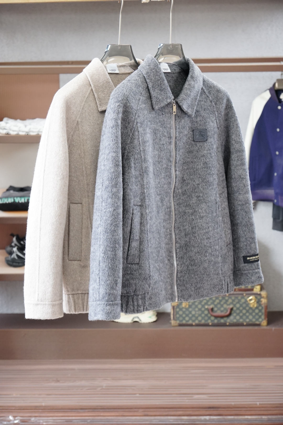 NO:598182,BBR Burberry - 2025 autumn and winter new products, advanced customization, classic wool cashmere jacket and suit, you don't want to take it off when you put it on, high-end goods, high-quality imported customized materials, customized fabrics, more texture, high-end metal button attachments, every detail is considered, the workmanship is really exquisite, the wiring is fine and well-proportioned, no excess threads, high-quality fashion, the best product for various occasions, whether it is business or leisure time!  Definitely an eye-catching item not to be missed, showing off the fashionable charm ~ Sizes M-3XL,,,burberry,jackets & coats,business suit,alexander wang19860909BBR巴宝莉-2025秋冬新品 高级定制 经典之作爆羊毛羊绒外套西装 穿上就不想脱下来 高端好货 高品质进口定制材质 定制面料 更加有质感 高档金属质感纽扣附料 在细节上考虑的面面俱到 做工真的极其精湛 走线细密匀称 毫无多余线头 高品质时装 无论是商务还是休闲时候都能胜任各种场合的最佳强货！绝对是不容错过的吸睛款 尽显时尚魅力风尚~尺码M-3XL,,,burberry,jackets & coats,business suit,alexander wang,Men's clothing