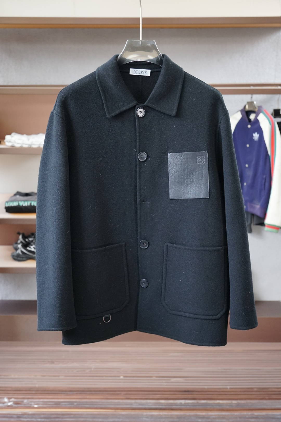 NO:598180,Loewe Loewe/Autumn and winter new products, advanced customization, classic woolen stand-up collar jacket, you don't want to take it off when you put it on, high-end goods, high-quality imported customized materials, customized fabrics, more texture, high-end metal button attachments, every detail is considered, the workmanship is really exquisite, the wiring is fine and well-proportioned, no excess threads, high-quality fashion, the best product for various occasions, whether it is business or leisure!  Definitely an eye-catching style not to be missed, showing off the fashionable charm~ Sizes M-3XL.,,loewe,loewe,jackets & coats,alexander wang19860909Loewe罗意威/秋冬新品 高级定制 经典之作爆羊毛立领外套,穿上就不想脱下来 高端好货 高品质进口定制材质 定制面料 更加有质感 高档金属质感纽扣附料 在细节上考虑的面面俱到 做工真的极其精湛 走线细密匀称 毫无多余线头 高品质时装 无论是商务还是休闲时候都能胜任各种场合的最佳强货！绝对是不容错过的吸睛款 尽显时尚魅力风尚~尺码M-3XL.,,loewe,loewe,jackets & coats,alexander wang,Men's clothing