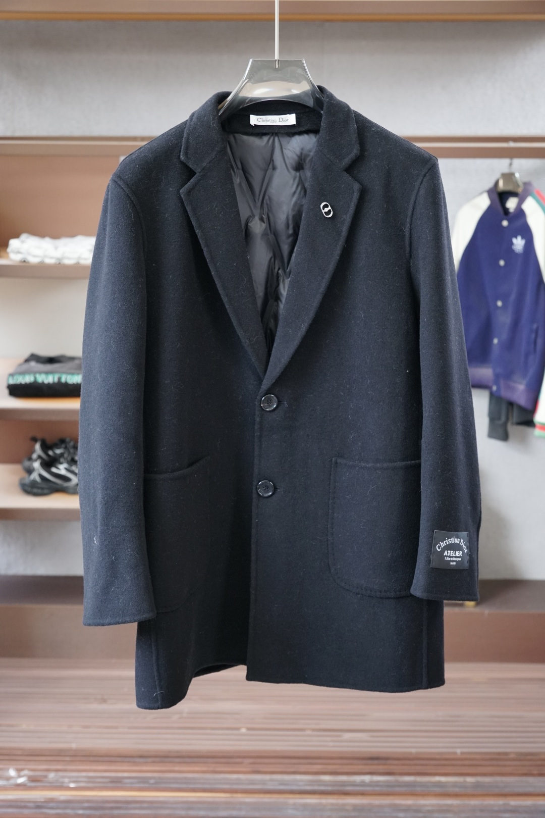 NO:598178,Dior Dior/2025 new autumn and winter products, advanced customization, classic wool cashmere jacket, long suit, you don’t want to take it off when you put it on, high-end goods, high-quality imported customized materials, customized fabrics, more texture, high-end metal button attachments, every detail is considered, the workmanship is really exquisite, the wiring is fine and well-proportioned, no excess threads, high-quality fashion, the best product for various occasions, whether it is business or leisure!  Definitely an eye-catching style not to be missed, showing off the fashionable charm ~ Sizes M-5XL, one size smaller, dior, dior, jackets & coats, business suit, alexander wang19860909Dior迪奥/2025秋冬新品 高级定制 经典之作爆羊毛羊绒外套长款西装 穿上就不想脱下来 高端好货 高品质进口定制材质 定制面料 更加有质感 高档金属质感纽扣附料 在细节上考虑的面面俱到 做工真的极其精湛 走线细密匀称 毫无多余线头 高品质时装 无论是商务还是休闲时候都能胜任各种场合的最佳强货！绝对是不容错过的吸睛款 尽显时尚魅力风尚~尺码M-5XL,偏小一号,,dior,dior,jackets & coats,business suit,alexander wang,Men's clothing