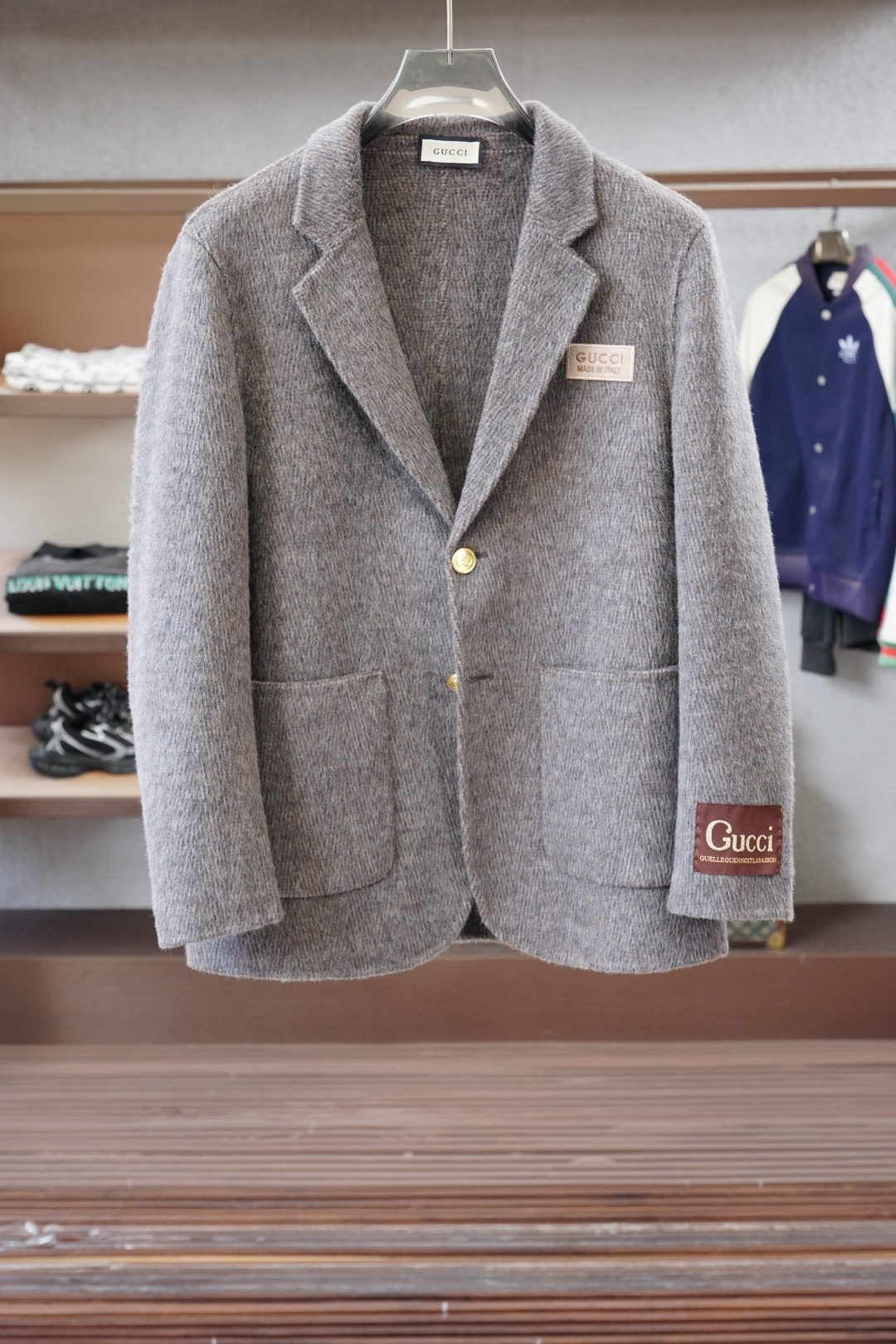 NO:598176,Gucci - 2025 autumn and winter new products, advanced customization, classic wool cashmere jacket and suit, you don't want to take it off when you put it on, high-end goods, high-quality imported customized materials, customized fabrics, more texture, high-end metallic button attachments, every detail is considered, the workmanship is really exquisite, the wiring is fine and well-proportioned, no excess threads, high-quality fashion, the best product for various occasions, whether it is business or leisure time!  Definitely an eye-catching item not to be missed, showing off the fashionable charm~ Sizes M-3XL,,,gucci,jackets & coats,business suit,alexander wang19860909Gucci古奇-2025秋冬新品 高级定制 经典之作爆羊毛羊绒外套西装 穿上就不想脱下来 高端好货 高品质进口定制材质 定制面料 更加有质感 高档金属质感纽扣附料 在细节上考虑的面面俱到 做工真的极其精湛 走线细密匀称 毫无多余线头 高品质时装 无论是商务还是休闲时候都能胜任各种场合的最佳强货！绝对是不容错过的吸睛款 尽显时尚魅力风尚~尺码M-3XL,,,gucci,jackets & coats,business suit,alexander wang,Men's clothing