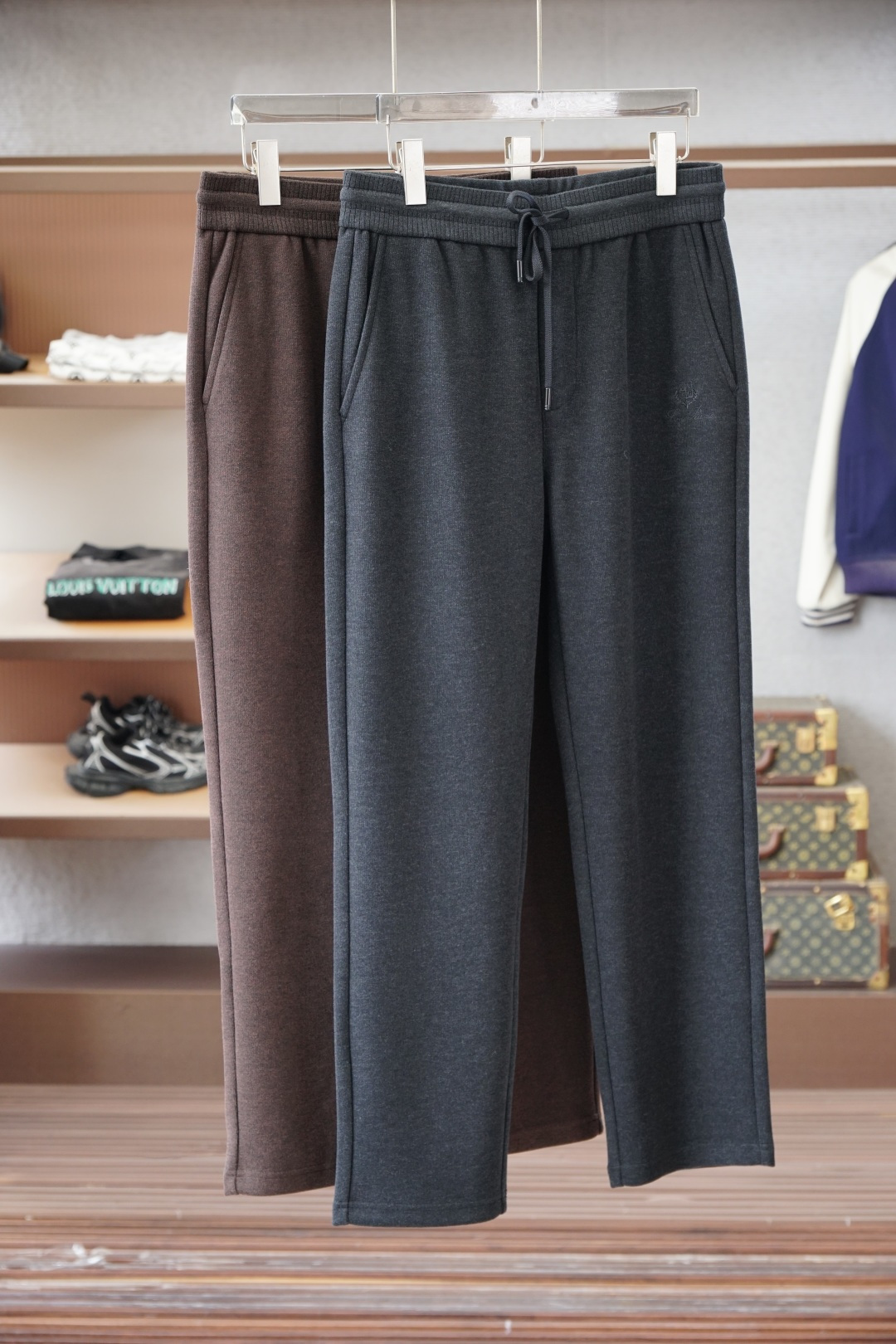 NO:598192,LP-Lo*ro Pi*na u Pia Ya 2025 Autumn and Winter Full product order, warm and stylish Wool blended elastic waist straight-leg plus velvet casual pants, classic and versatile Logo hardware embellishment, elastic waist drawstring fit tailoring Classic and versatile at the same time, the upper body has a casual and relaxed feeling The fabric is made of blended wool, comfortable and breathable, warm while reflecting high-end texture Full product order, color black brown  Code number m to xxxl,,loro piana,alexander wang19860909LP-Lo*ro Pi*na诺 u翩雅 2025秋冬 全品相订单,保暖有型 羊毛呢混纺松紧腰直脚加绒休闲裤 经典百搭 标志五金的点缀,松紧腰抽绳合体的剪裁 经典百搭同时 上身有总随意的松弛感 面料采用混纺羊毛材质,舒适透气 保暖的同时 体现高档质感 全品相的订单,颜色 黑色 棕色 码数m到xxxl,,loro piana,alexander wang,Men's clothing