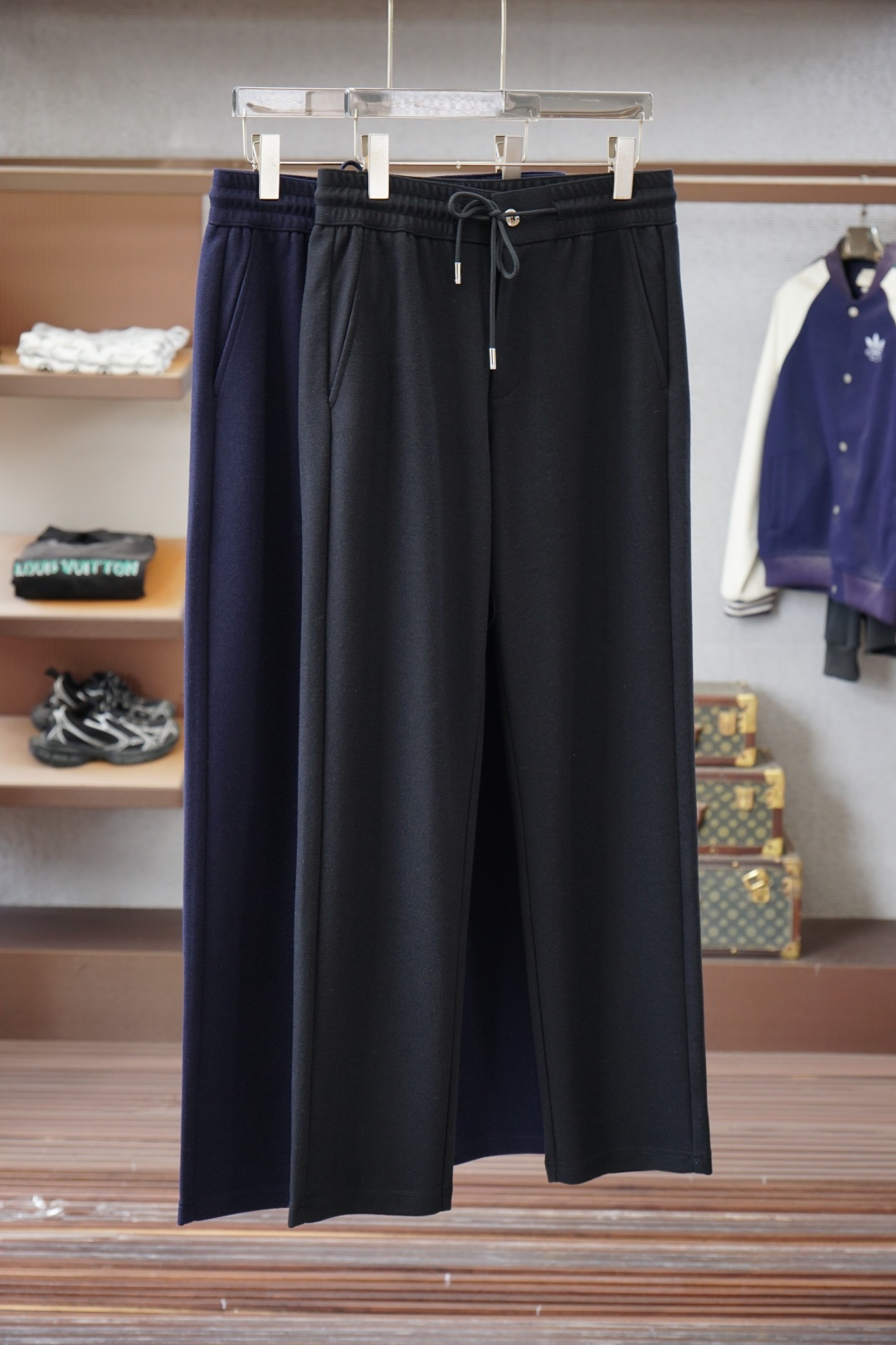 NO:598193,Ermenegildo Zegna - 2025 Autumn and Winter Full product order, warm and stylish Wool blended elastic waist straight-leg casual pants Classic and versatile Logo hardware embellishment, elastic waist drawstring fit tailoring Classic and versatile at the same time The upper body has a casual sense of relaxation The fabric is made of blended wool, comfortable and breathable Warm and reflects high-end texture Full product order, color Black Blue size m to xxxl,,zegna,alexander wang19860909杰尼亚-2025秋冬 全品相订单,保暖有型 羊毛呢混纺松紧腰直脚休闲裤 经典百搭 标志五金的点缀,松紧腰抽绳合体的剪裁 经典百搭同时 上身有总随意的松弛感 面料采用混纺羊毛材质,舒适透气 保暖的同时 体现高档质感 全品相的订单,颜色 黑色 蓝色码数m到xxxl,,zegna,alexander wang,Men's clothing