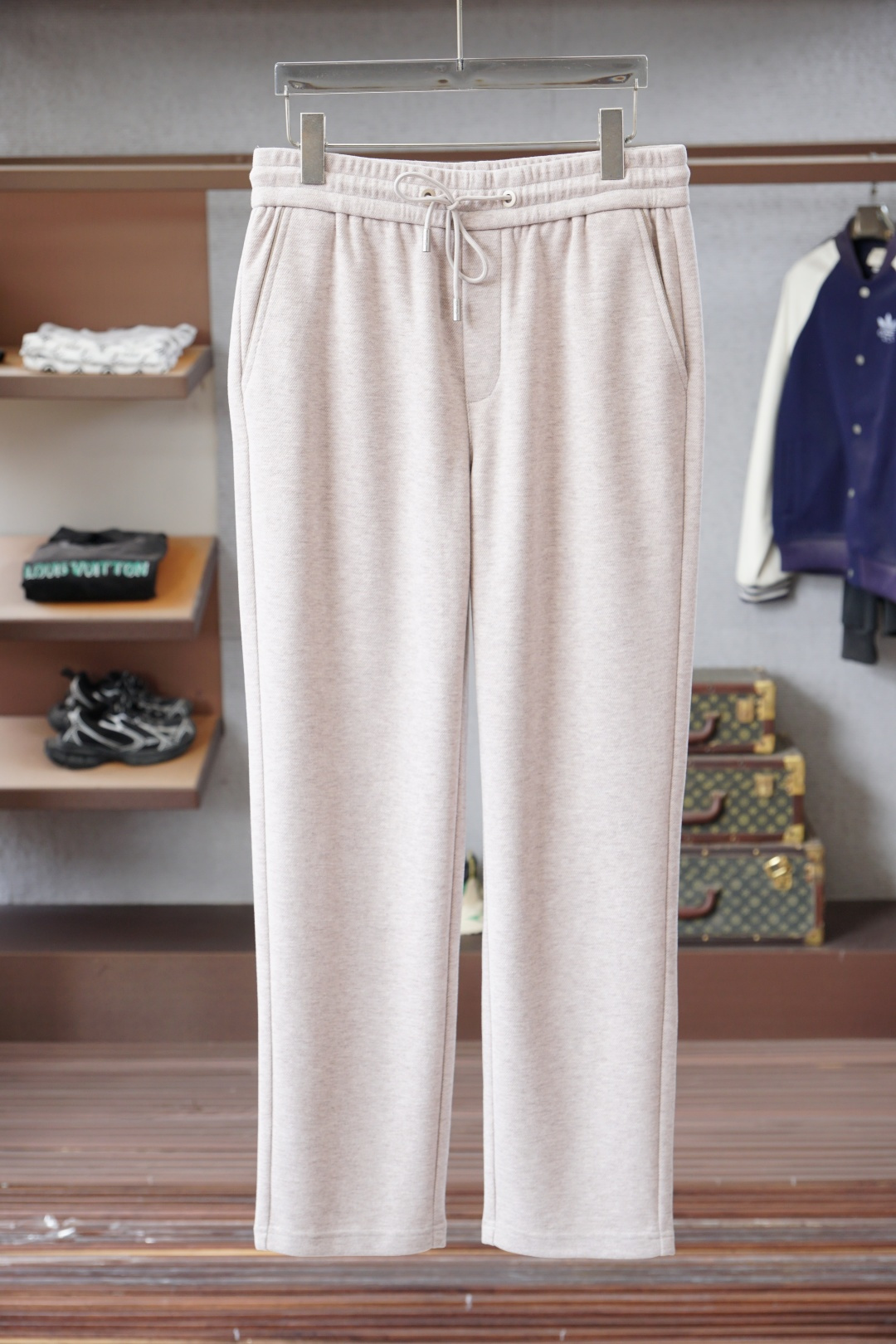 NO:598196,LP-Lo*ro Pi*na u Pian Ya 2025 Autumn and Winter Full product order, warm and stylish Wool blended elastic waist straight-leg casual pants Classic and versatile Logo hardware embellishment, elastic waist drawstring fit tailoring Classic and versatile at the same time The upper body has a casual sense of relaxation The fabric is made of blended wool material, comfortable and breathable Warm and reflects high-end texture Full product order, color khaki Size m to xxxl, loro  piana,alexander wang19860909LP-Lo*ro Pi*na诺 u翩雅 2025秋冬 全品相订单,保暖有型 羊毛呢混纺松紧腰直脚休闲裤 经典百搭 标志五金的点缀,松紧腰抽绳合体的剪裁 经典百搭同时 上身有总随意的松弛感 面料采用混纺羊毛材质,舒适透气 保暖的同时 体现高档质感 全品相的订单,颜色卡其 码数m到xxxl,,loro piana,alexander wang,Men's clothing