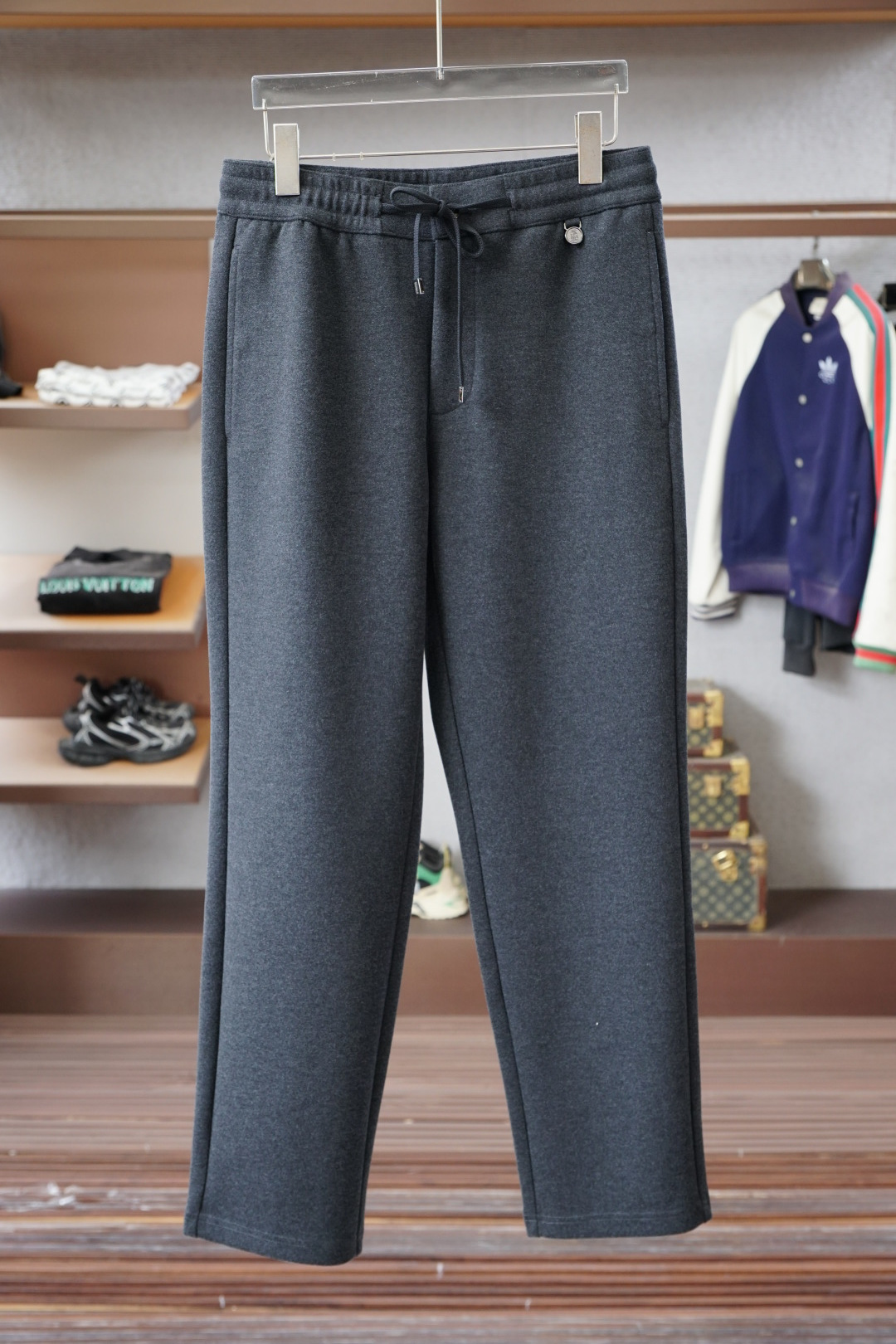 NO:598199,BC-2025 Autumn and Winter Full product order, warm and stylish Wool blended elastic waist straight-leg casual pants, classic and versatile. Logo hardware embellishment, elastic waist drawstring fit tailoring. Classic and versatile at the same time. The upper body has a casual and relaxed feeling. The fabric is made of blended wool, comfortable and breathable. It is warm and reflects high-end texture. Full product order, color. Dark gray size m to xxxl, alexander wang19860909BC-2025秋冬 全品相订单,保暖有型 羊毛呢混纺松紧腰直脚休闲裤 经典百搭 标志五金的点缀,松紧腰抽绳合体的剪裁 经典百搭同时 上身有总随意的松弛感 面料采用混纺羊毛材质,舒适透气 保暖的同时 体现高档质感 全品相的订单,颜色 深灰色码数m到xxxl,,alexander wang,Men's clothing