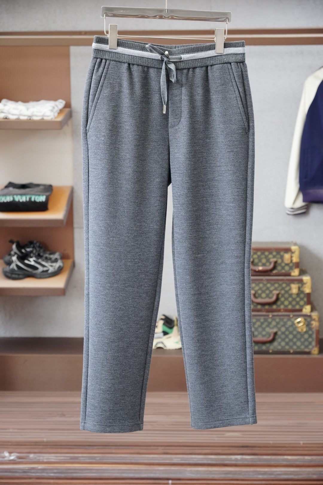 NO:598202,LP-Lo*ro Pi*na Nuo Pia Ya 2025 Autumn and Winter Full product order, warm and stylish Wool blended elastic waist straight-leg casual pants Classic and versatile Logo hardware embellishment, elastic waist drawstring fit tailoring Classic and versatile at the same time The upper body has a casual and relaxed feeling The fabric is made of blended wool, comfortable and breathable Warm and reflects high-end texture Full product order, color  Light gray size m to xxxl,,loro piana,alexander wang19860909LP-Lo*ro Pi*na诺 u翩雅 2025秋冬 全品相订单,保暖有型 羊毛呢混纺松紧腰直脚休闲裤 经典百搭 标志五金的点缀,松紧腰抽绳合体的剪裁 经典百搭同时 上身有总随意的松弛感 面料采用混纺羊毛材质,舒适透气 保暖的同时 体现高档质感 全品相的订单,颜色 浅灰色码数m到xxxl,,loro piana,alexander wang,Men's clothing