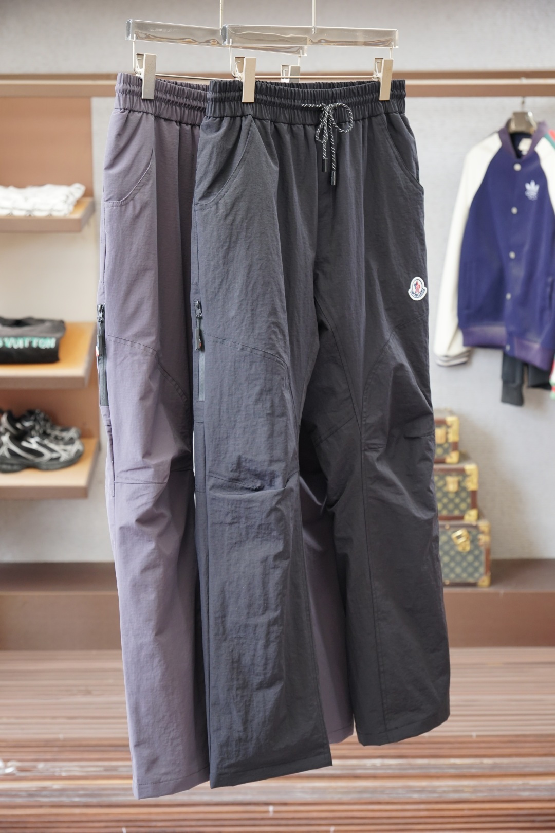 NO:598190,Mengkou - 2025 autumn and winter new products. Refuse to be bloated, perfect pants shape, super handsome slim and warm high-end down pants, a must-have for polar cold resistance, the most handsome down pants so far! It has given up many bloated designs, and it is definitely the benchmark of 90 goose down pants that beats the rest. I highly recommend them, they are great! There are so many highlights in the side pocket design, the quality is very good, and the details are outstanding, mainly the style. We have never encountered any down pants that have such a handsome upper body effect! Exquisite cuffs (elastic waist), classic square design, cuffed trousers, plus century-old classic rubber back pockets. The inner liner is also made of excellent nylon fabric, which is skin-friendly and comfortable. I can’t even find any faults! Size M-4XL,,Moncler,down jacket,alexander wang19860909蒙口-2025秋冬新品 拒绝臃肿,完美裤型,超帅修身保暖高档羽绒裤,极地抗寒必备款,迄今最帅羽绒裤！放弃了许许多多的臃肿设计,绝对是力压群雄的90鹅绒羽绒裤标杆之作,绝对力推,相当棒！侧面口袋设计的亮点超多,品质非常好,细节极为出众,主要是版型,我们从未遇到过任何一款羽绒裤的上身效果可以帅到这种高度！精湛的束口（弹力腰围）,经典方块设计,搭配束口裤脚收尾,外加百年经典的后口袋橡胶,内胆也是非常棒的尼龙面料,亲肤舒适,我甚至找不到任何一处可以挑刺的地方！尺码M-4XL,,Moncler,down jacket,alexander wang,Men's clothing